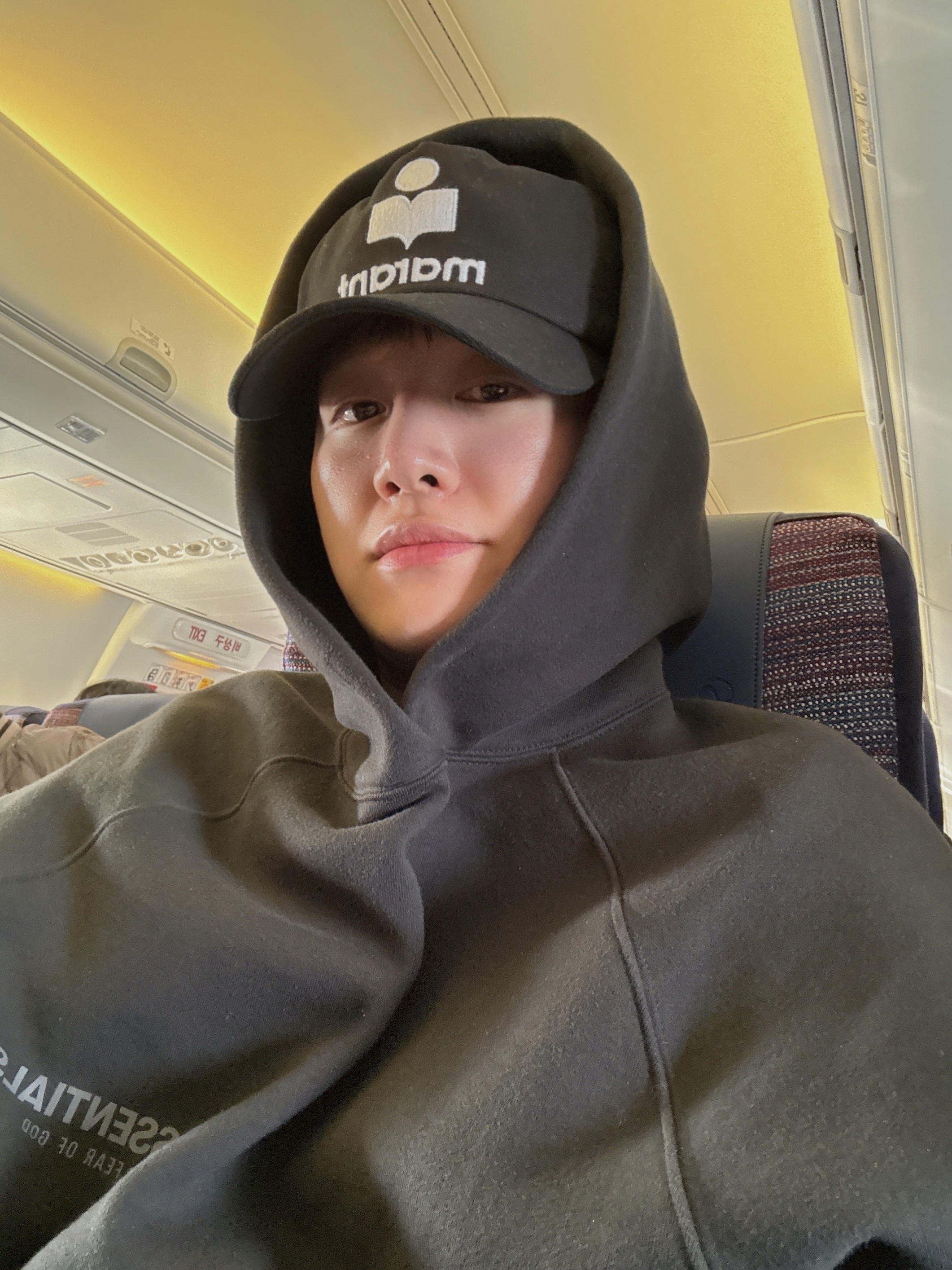 이자벨 마랑 타이로니H 캡 블랙 에크루 착용 스타일