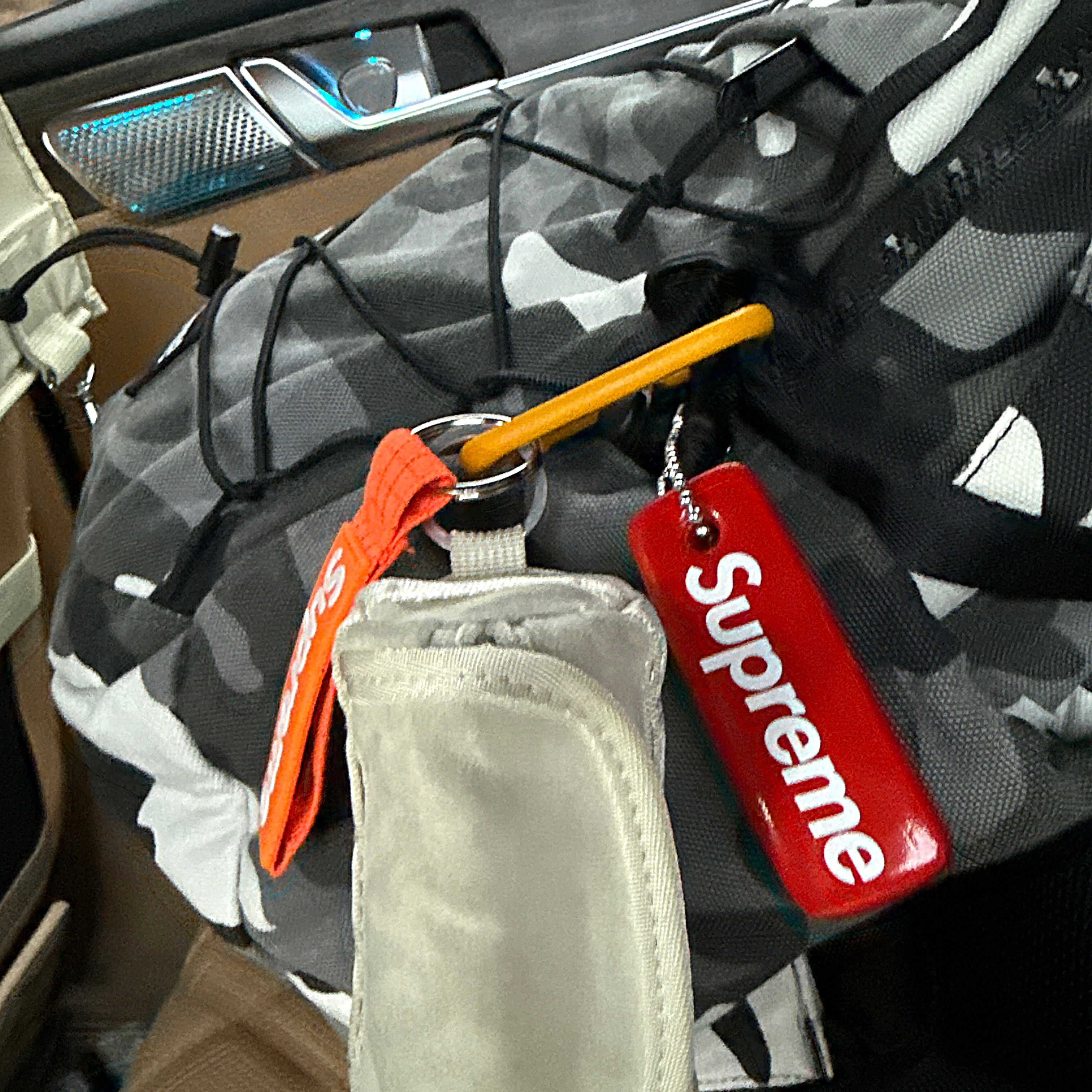 Supreme Backpack Snow Camo - 25SS, Supreme Floating Keychain Red - 23FW 착용 스타일 - 1