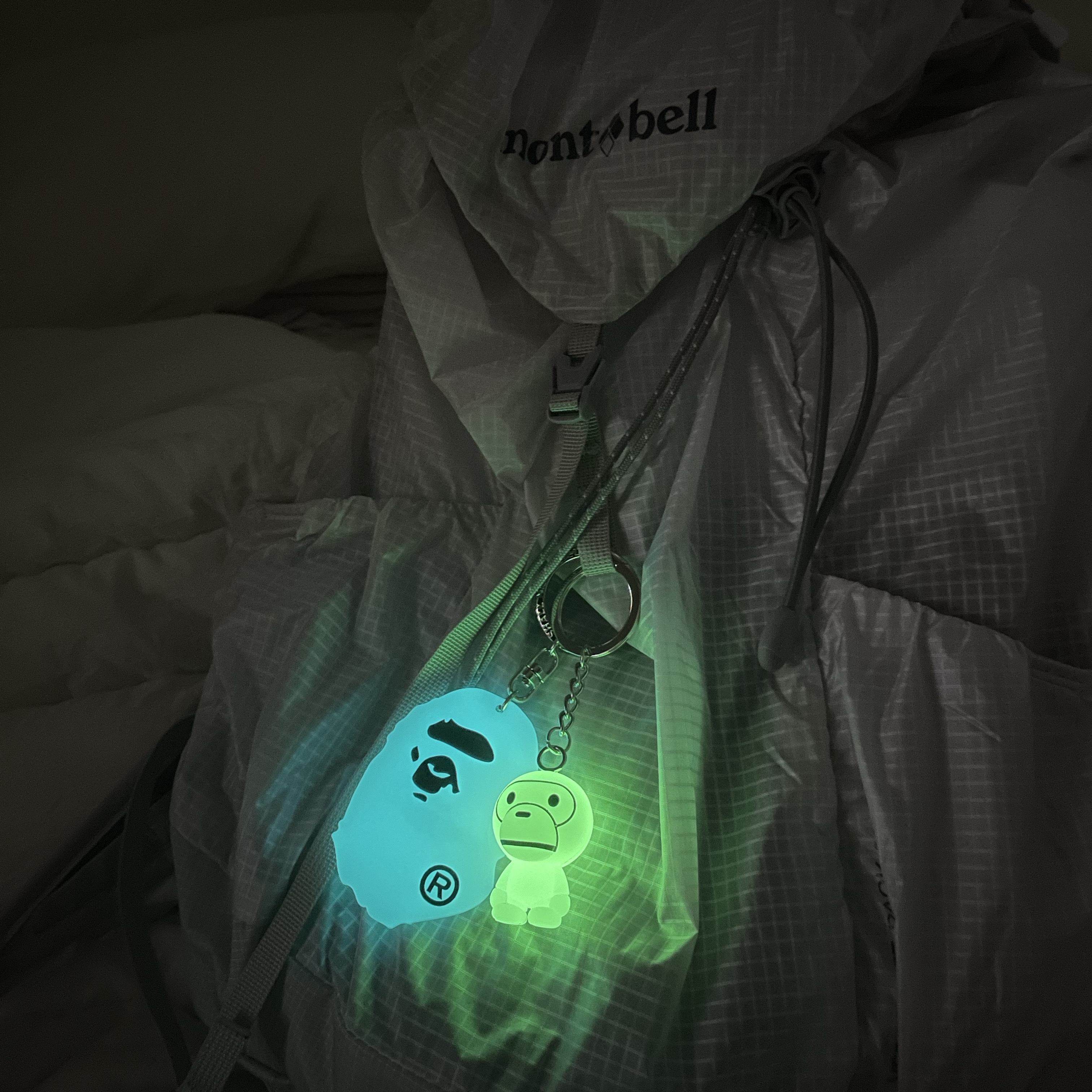 BAPE Glow in The Dark Baby Milo Keychain Green, BAPE Glow In The Dark Ape Head Keychain White Green 착용 스타일