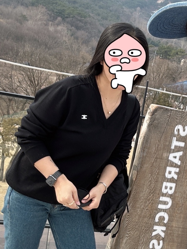 셀린느 트리옹프 울 브이넥 스웨터 블랙, 프라다 리나일론 미디움 백팩 블랙 착용 스타일 - 2