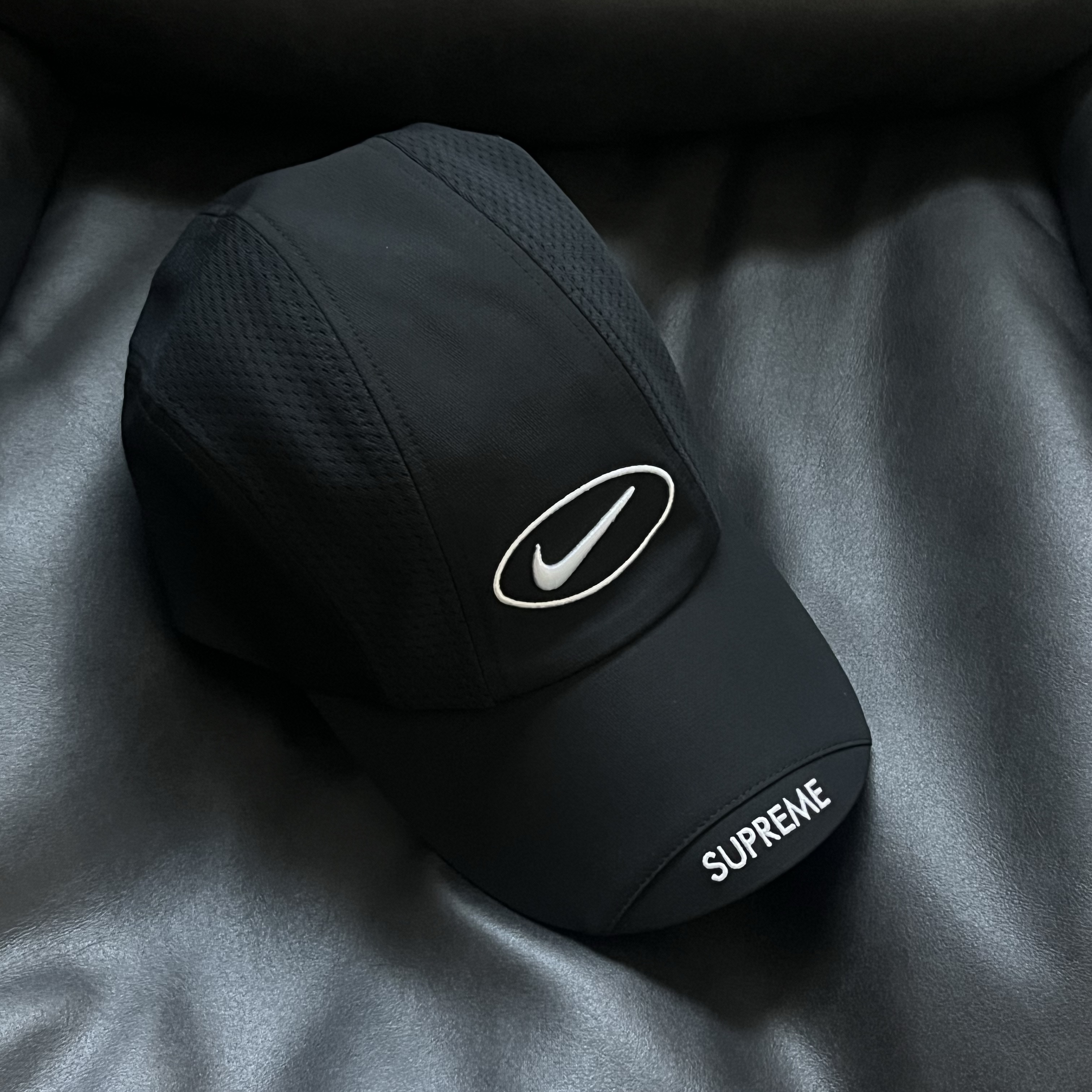 Supreme x Nike Running Hat Black - 25SS 착용 스타일 - 1