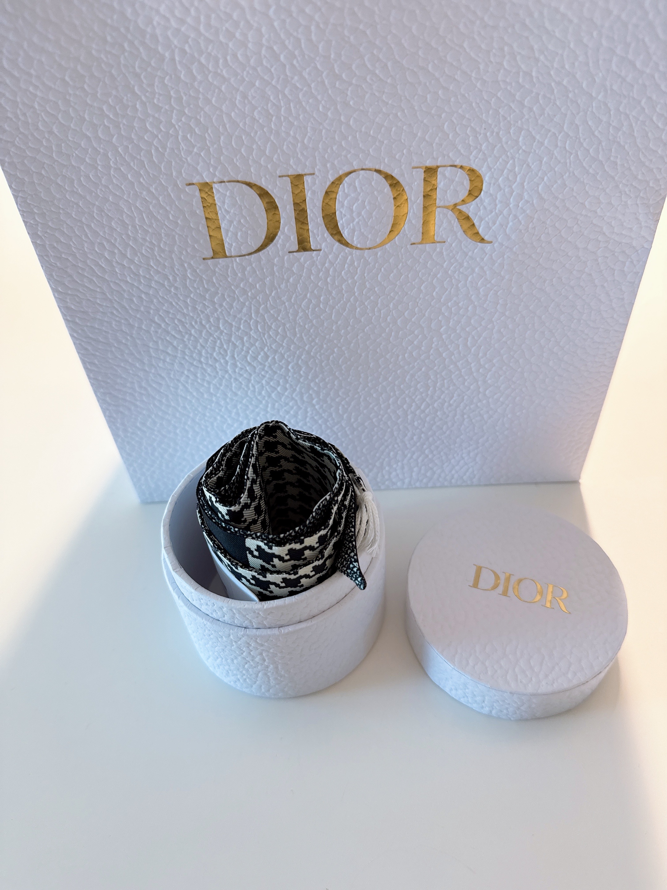 (W) Dior 30 Montaigne Mitzah Scarf Silk Twill Black White 착용 스타일 - 2