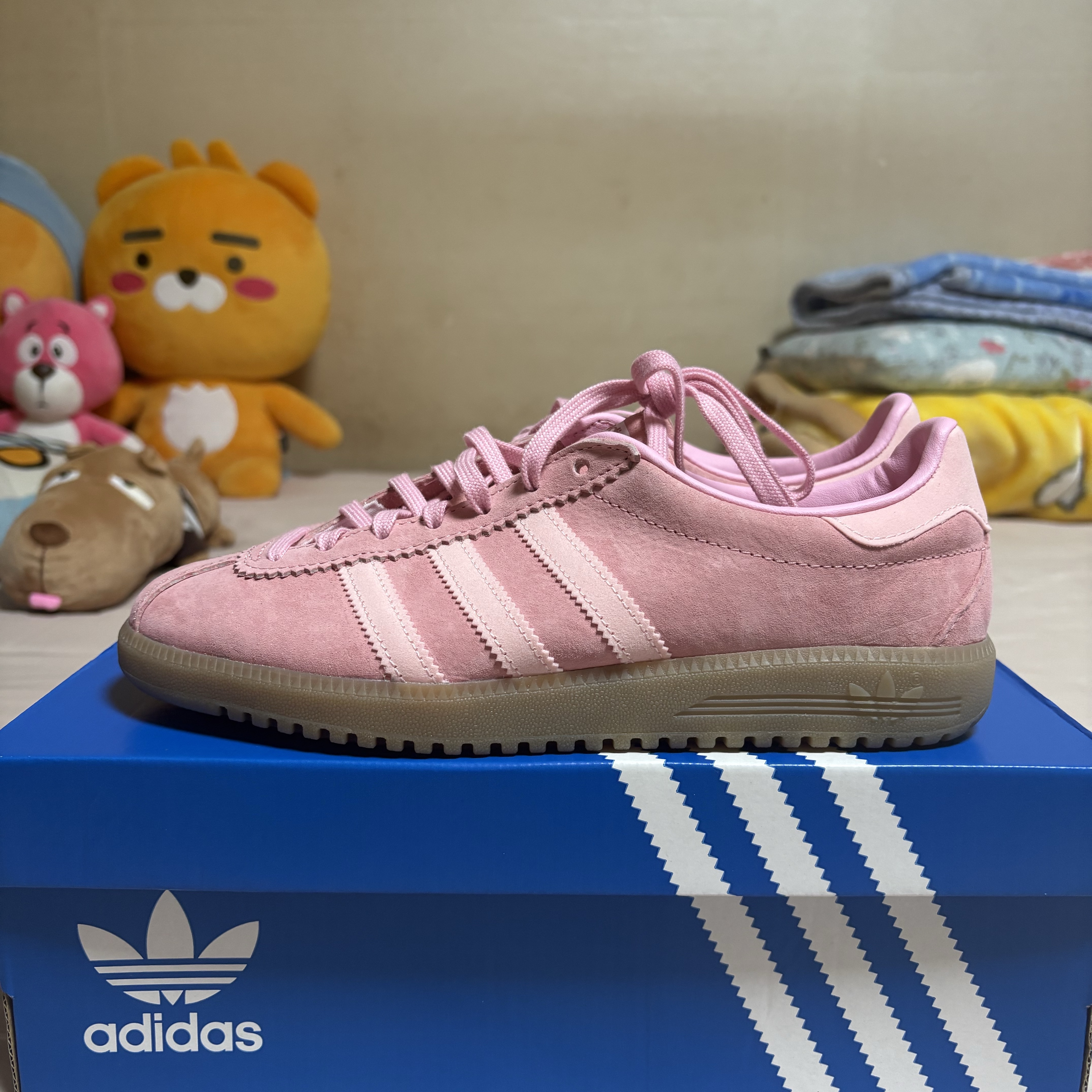 Adidas Bermuda Glow Pink 착용 스타일