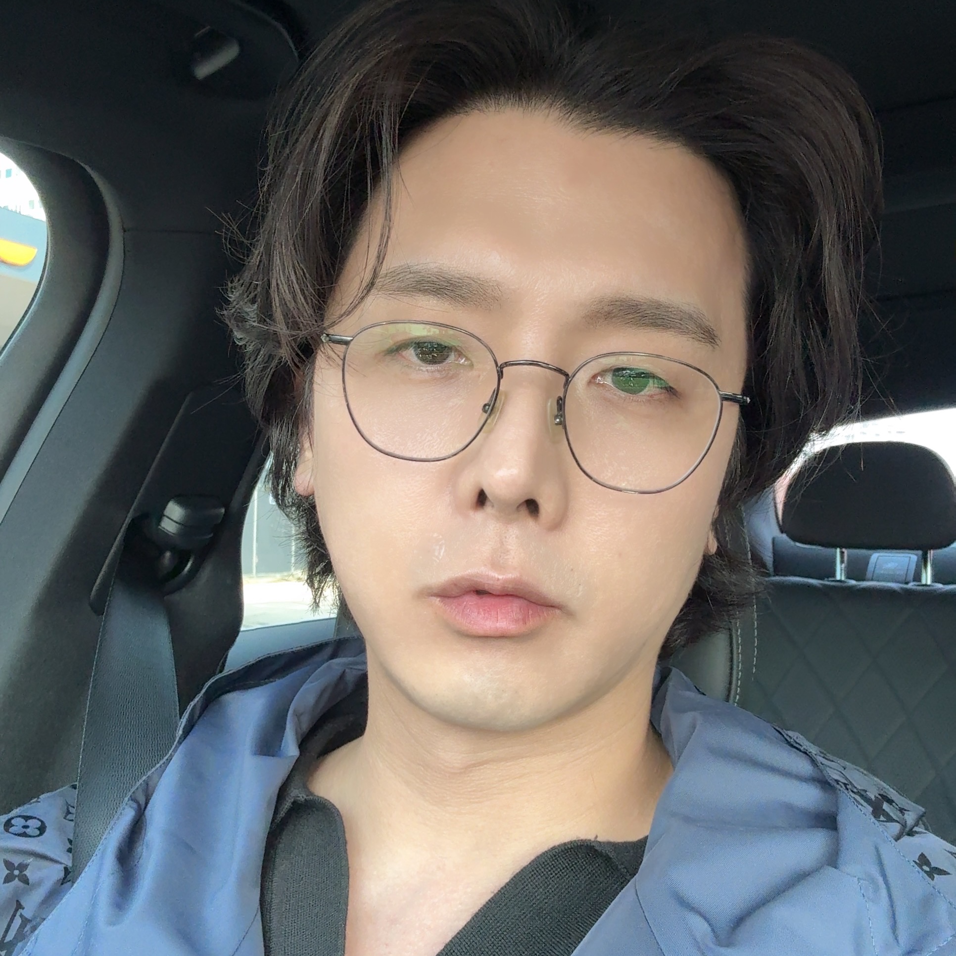 Louis Vuitton Monogram Reversible Nylon Windbreaker Black 착용 스타일