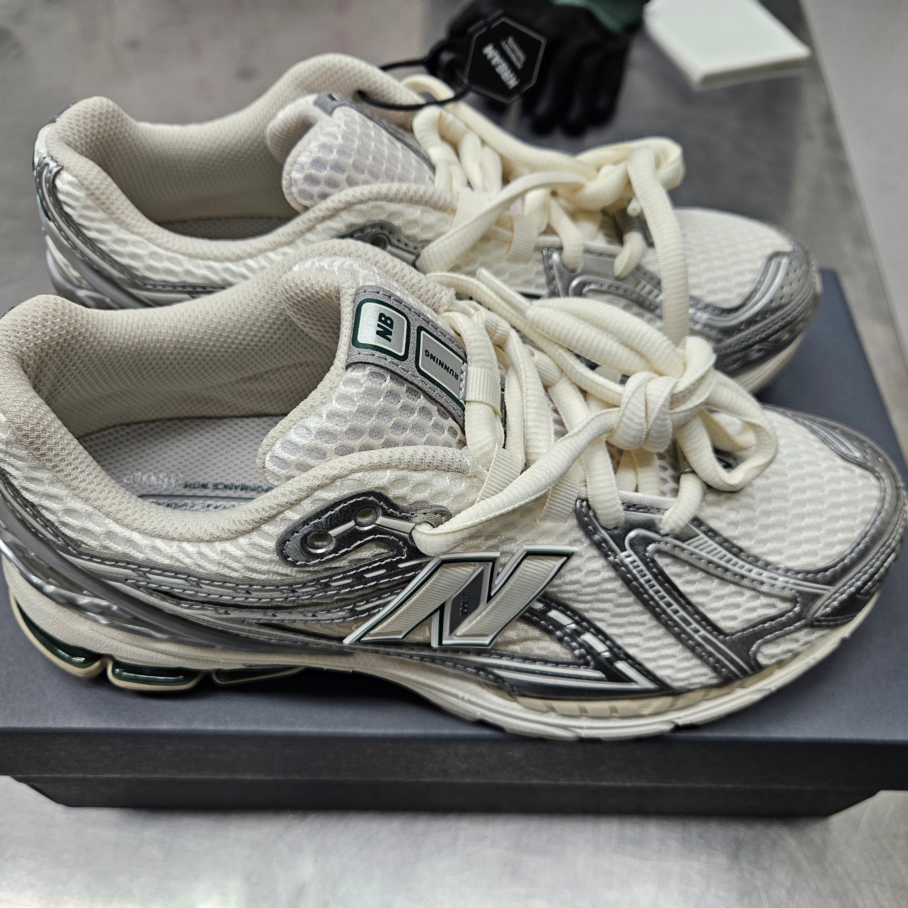 New Balance 1906R Silver Metallic Sea Salt 착용 스타일