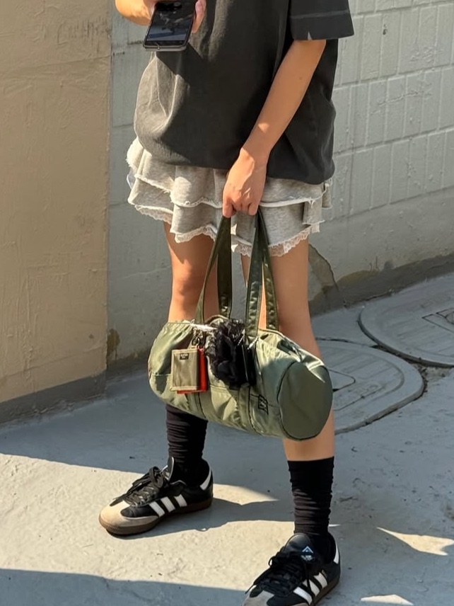 (W) Adidas Samba OG Core Black Wonder White, Porter Tanker Duffle Bag L Sage Green 착용 스타일 - 2