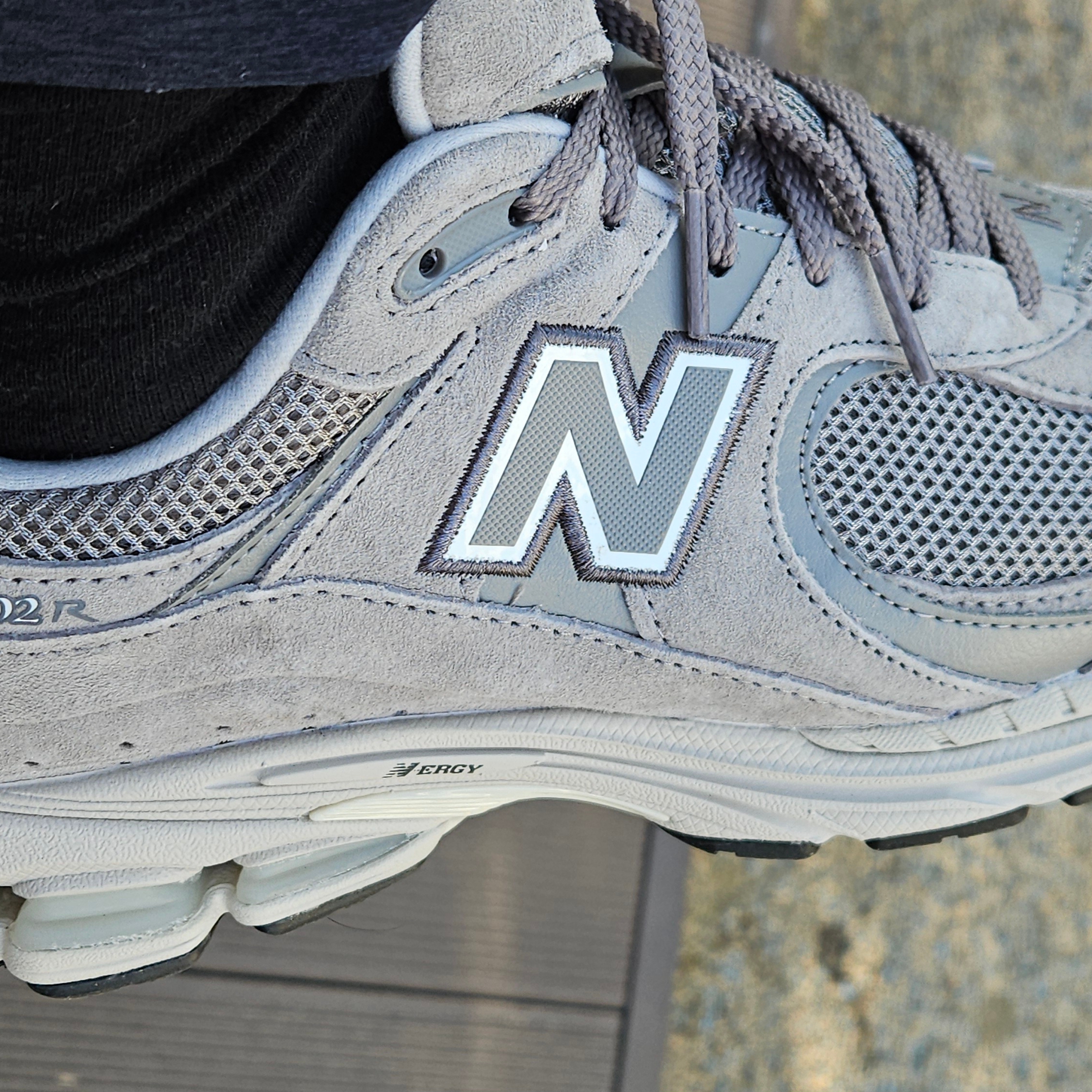 New Balance 2002R Grey 착용 스타일