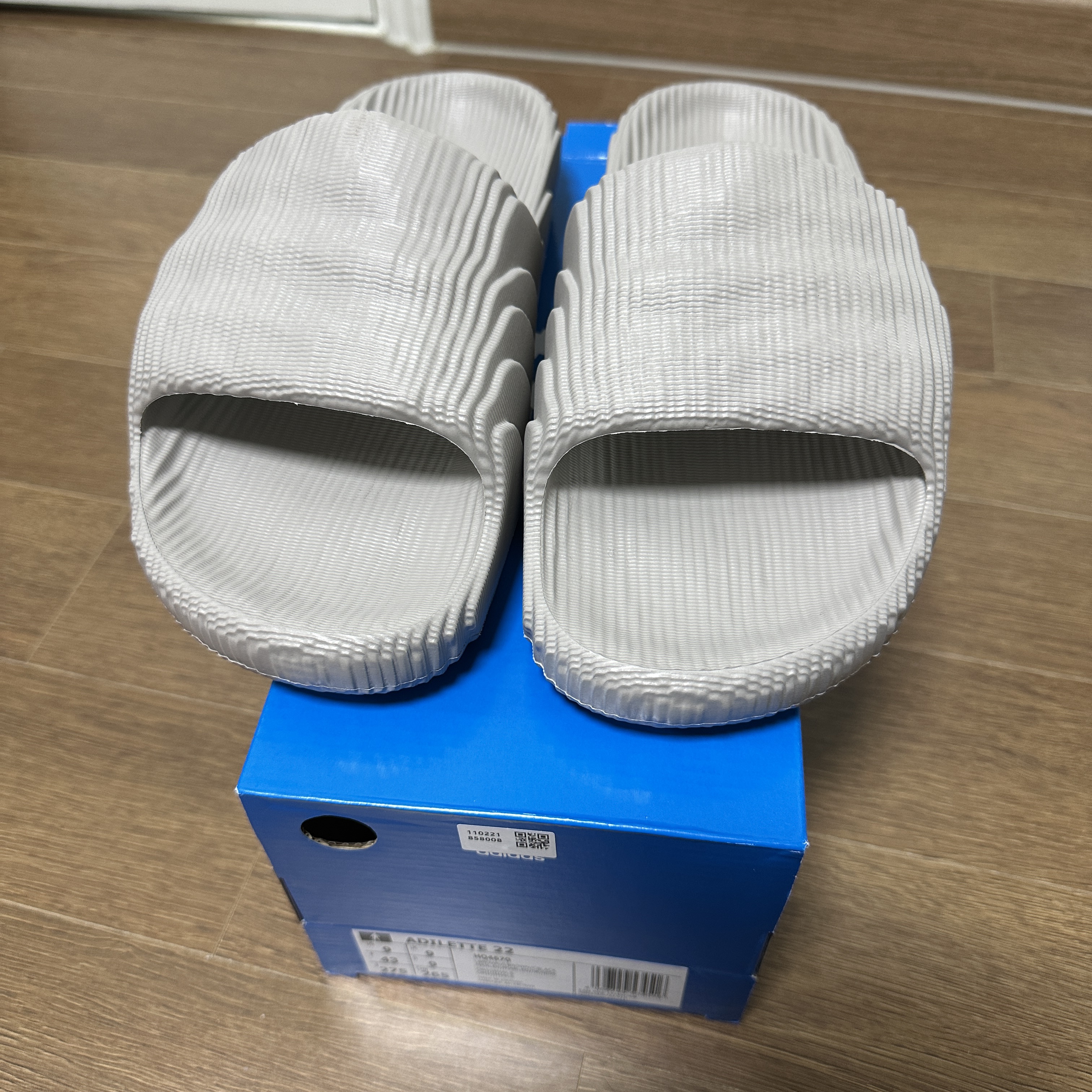 Adidas Adilette 22 Light Brown 착용 스타일