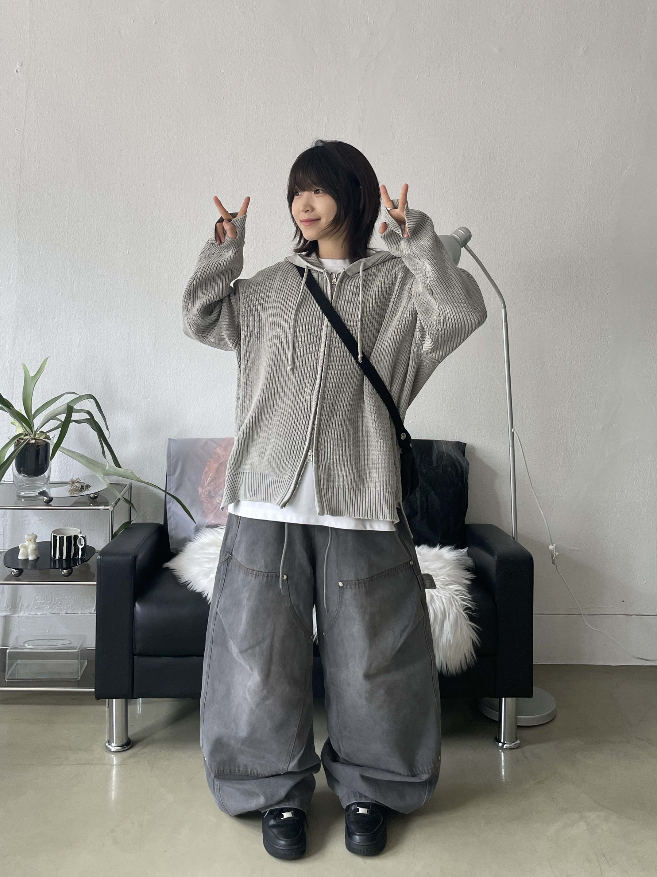 (W) Nike Air Force 1 '07 Low Triple Black, Stussy Canvas Side Pouch Washed Black 착용 스타일 - 2