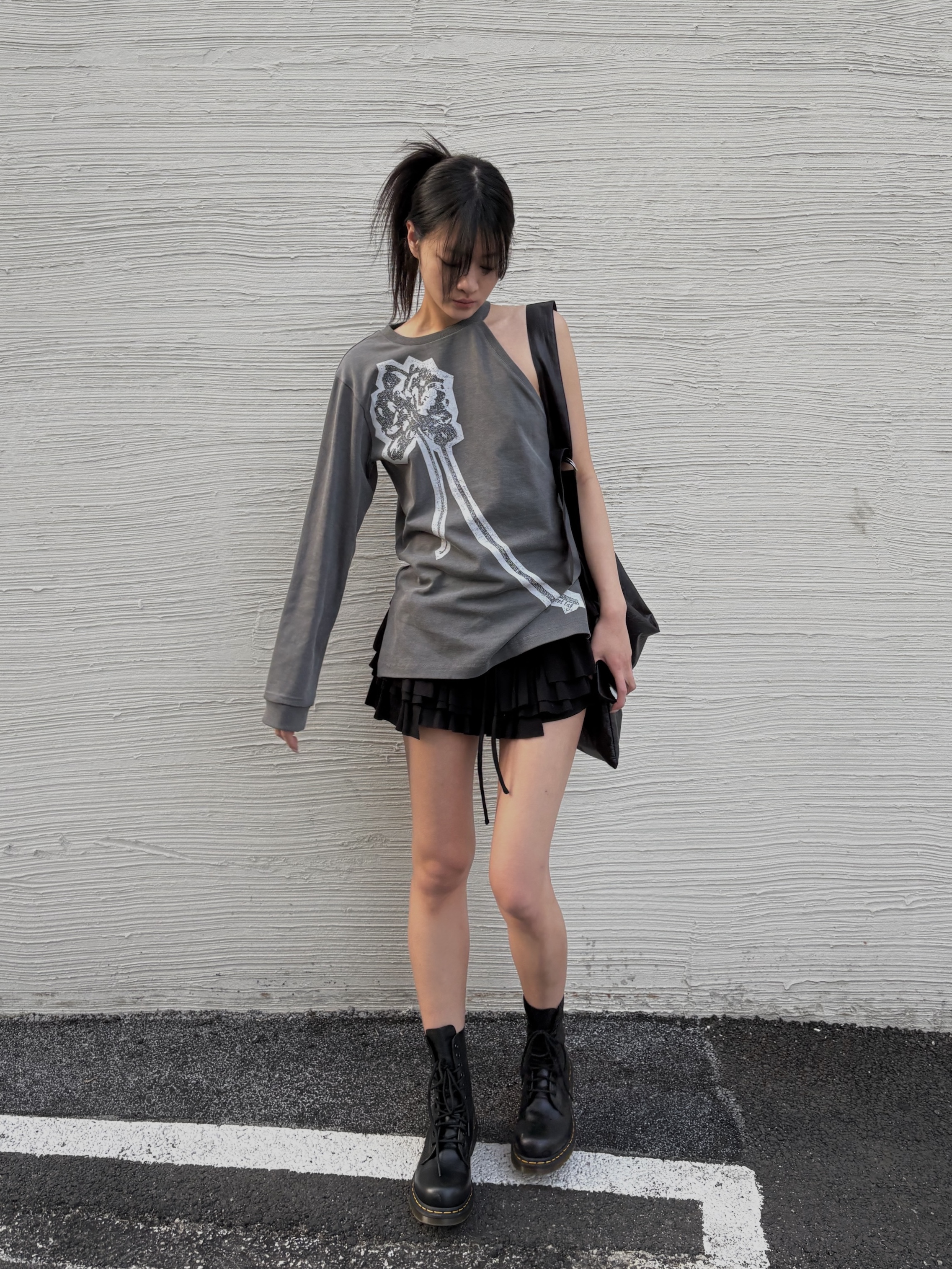 WET TAG Flower Unbalance Top Charcoal 착용 스타일 - 1