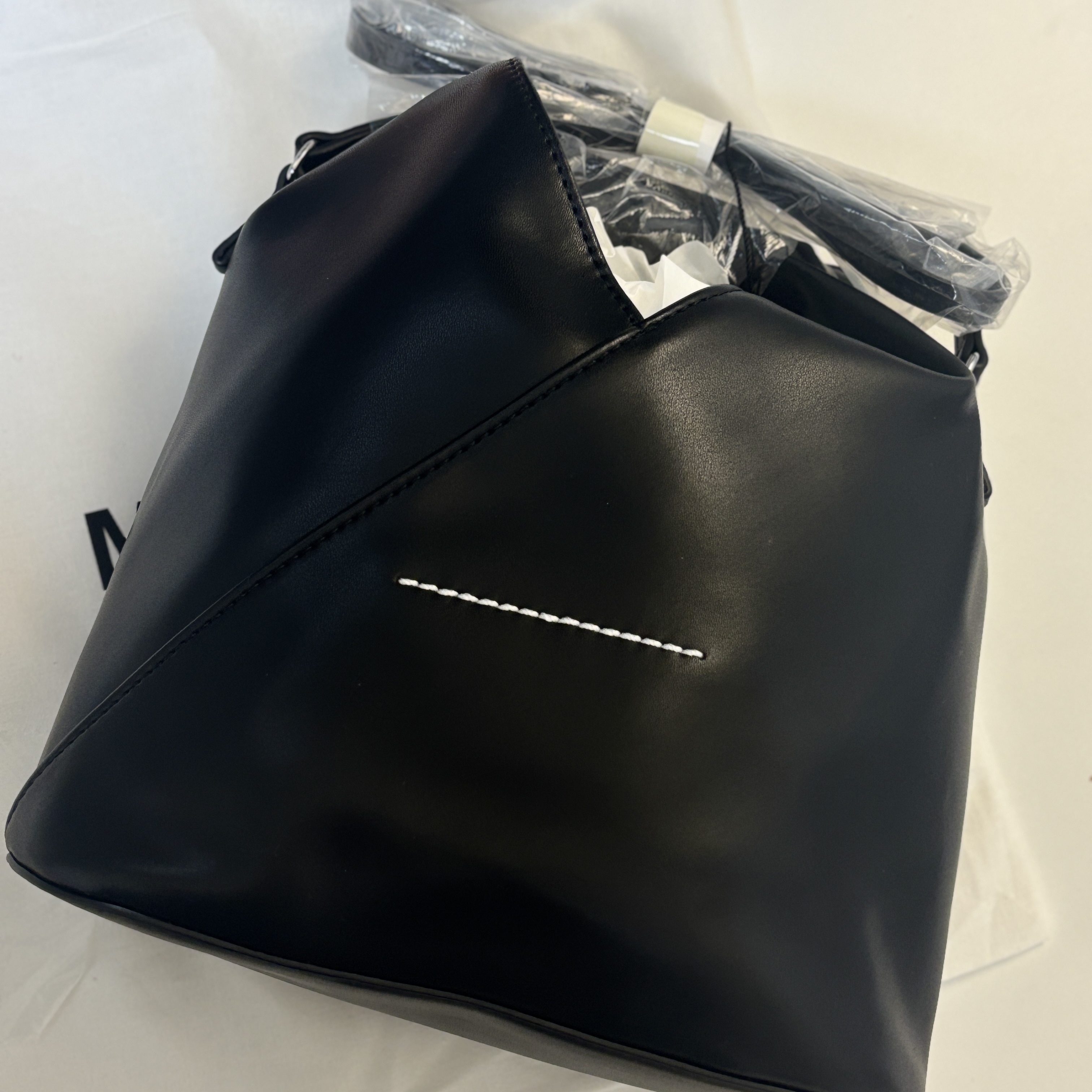 MM6 Maison Margiela Japanese Classic Crossbody Bag Black 착용 스타일 - 2