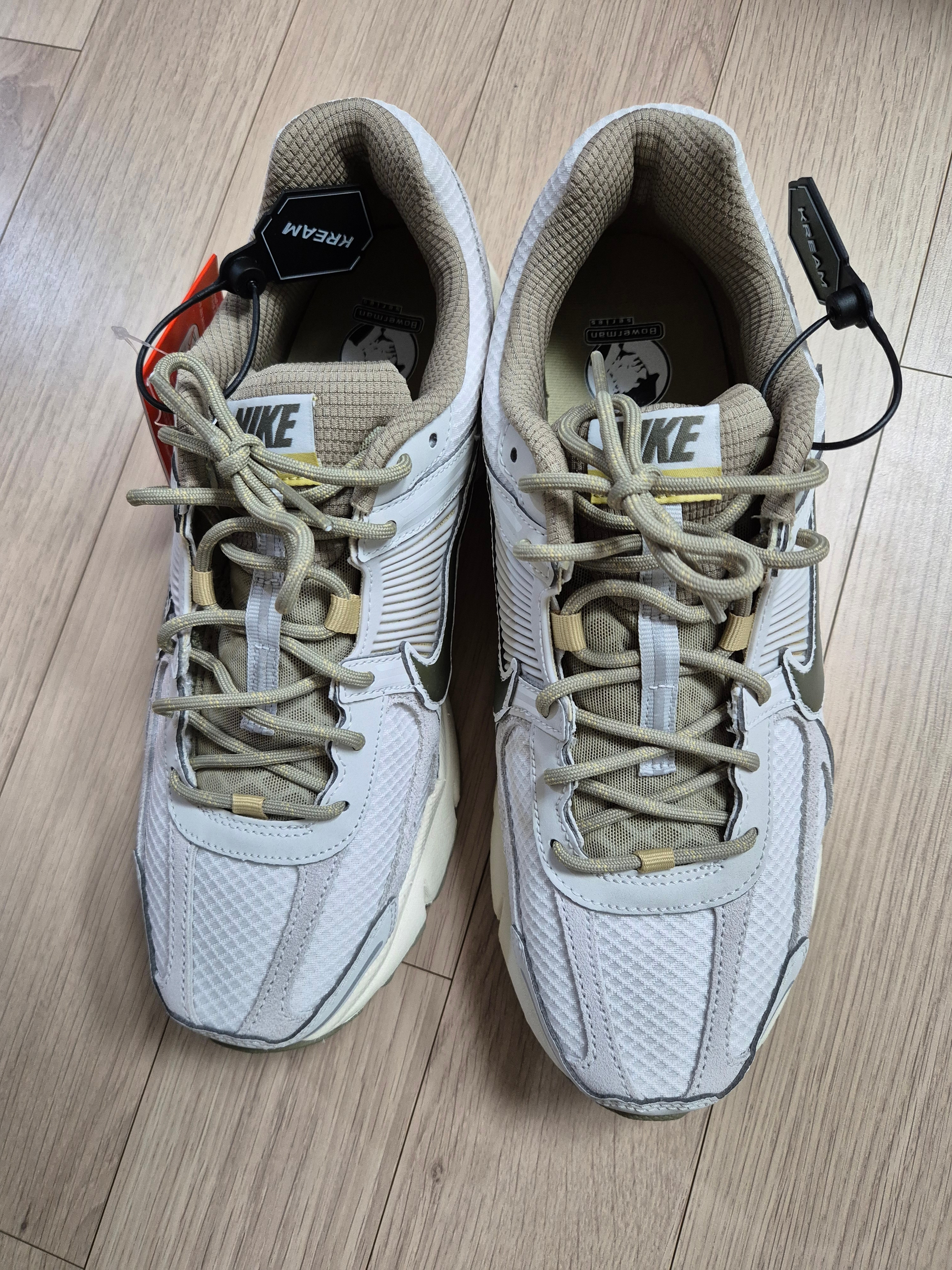 (W) Nike Zoom Vomero 5 Cobblestone and Flat Pewter 착용 스타일