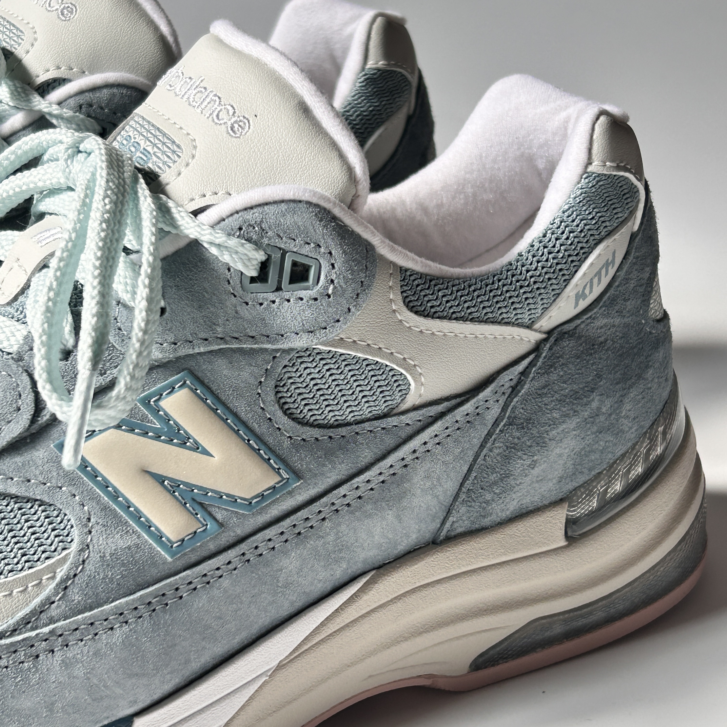New Balance x Kith 992 Made in USA Aegean Blue Oyster 착용 스타일 - 2