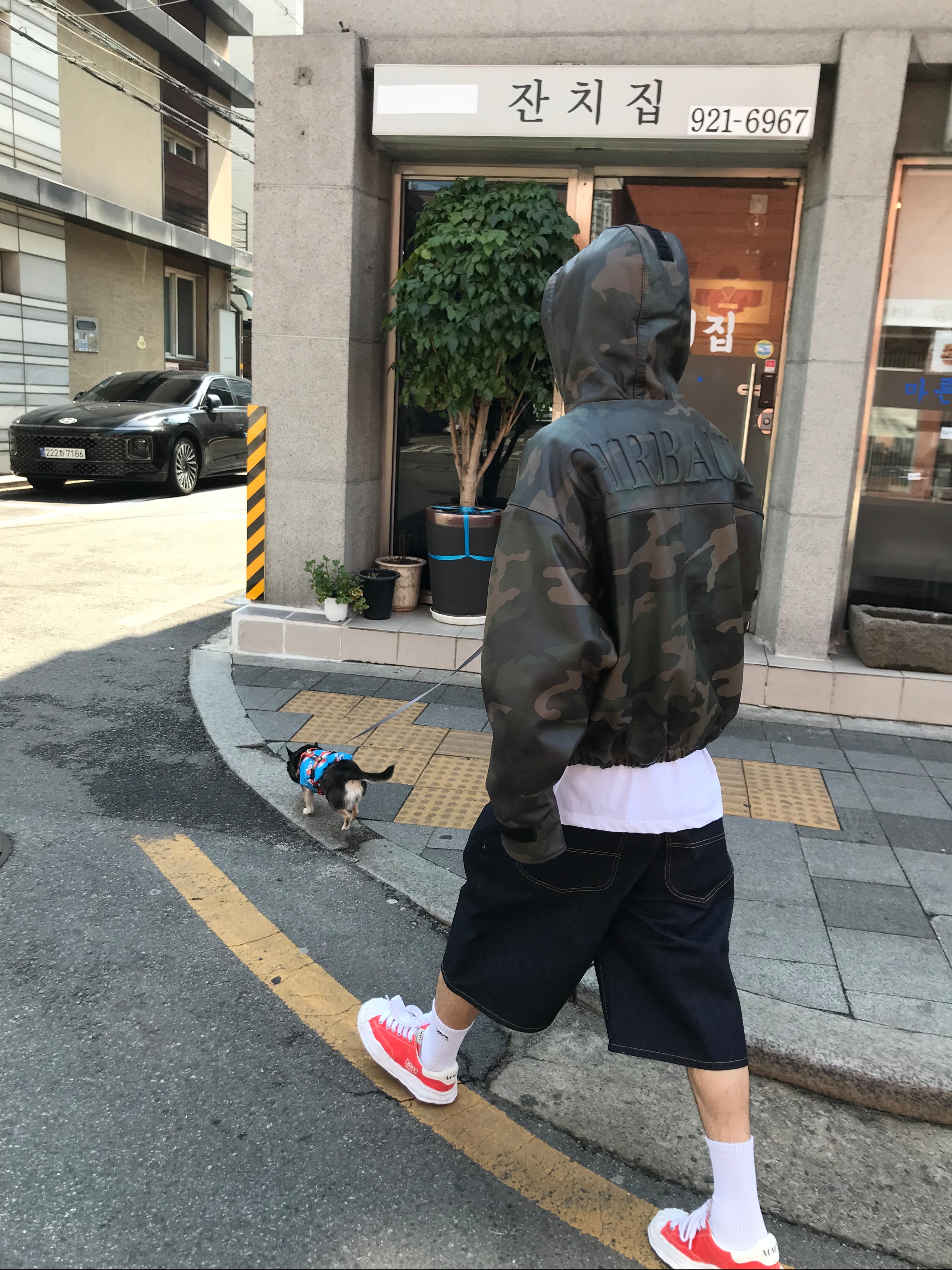 Maison Mihara Yasuhiro Blakey OG Sole Canvas Low-top Sneakers Orange, Supreme x Marithe Francois Girbaud X-Seam Baggy Denim Shorts Rigid Indigo - 25SS 착용 스타일 - 1