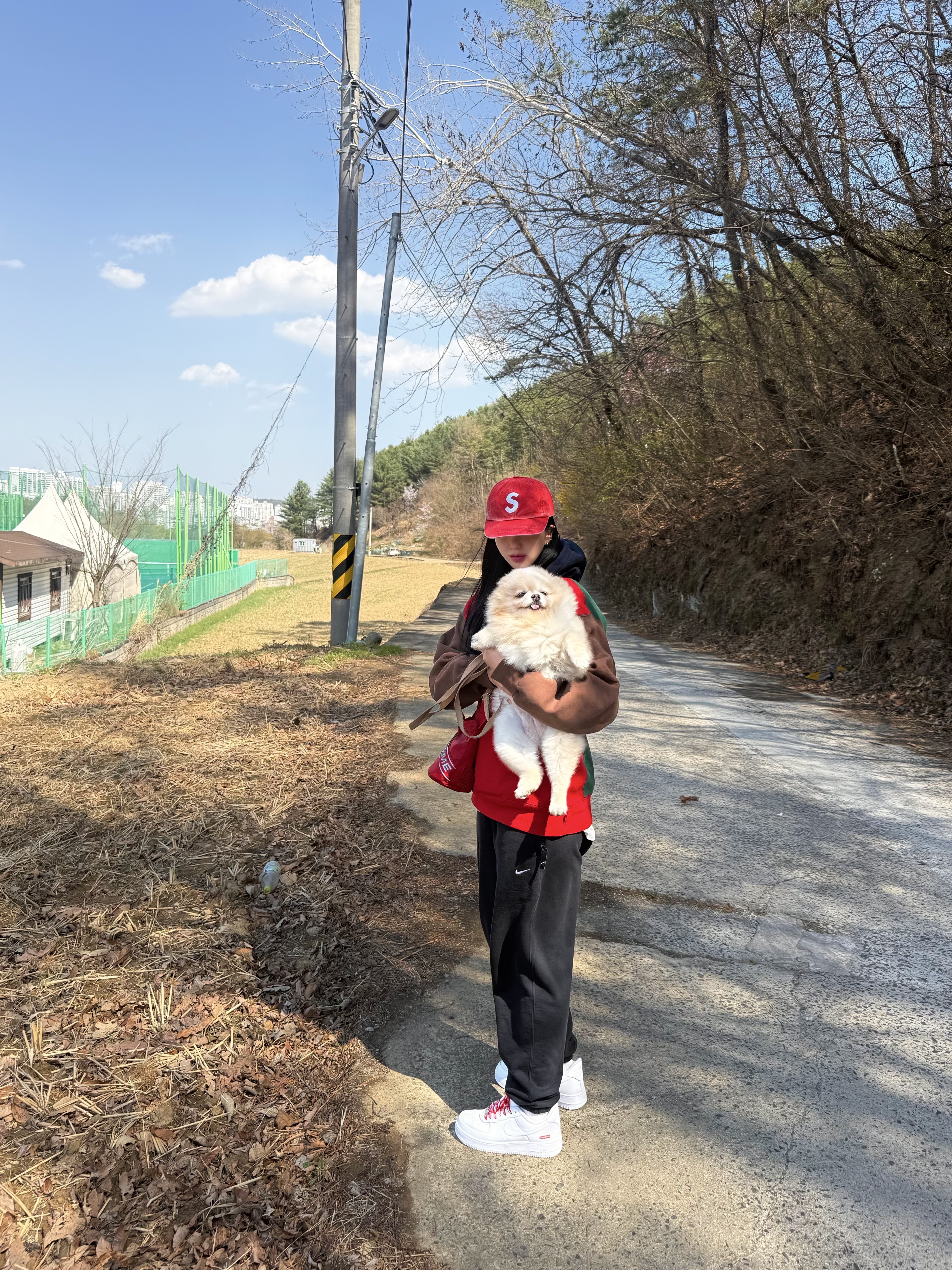 Nike x Supreme Air Force 1 Low White, Supreme Small Cinch Pouch Red - 23FW 착용 스타일 - 1