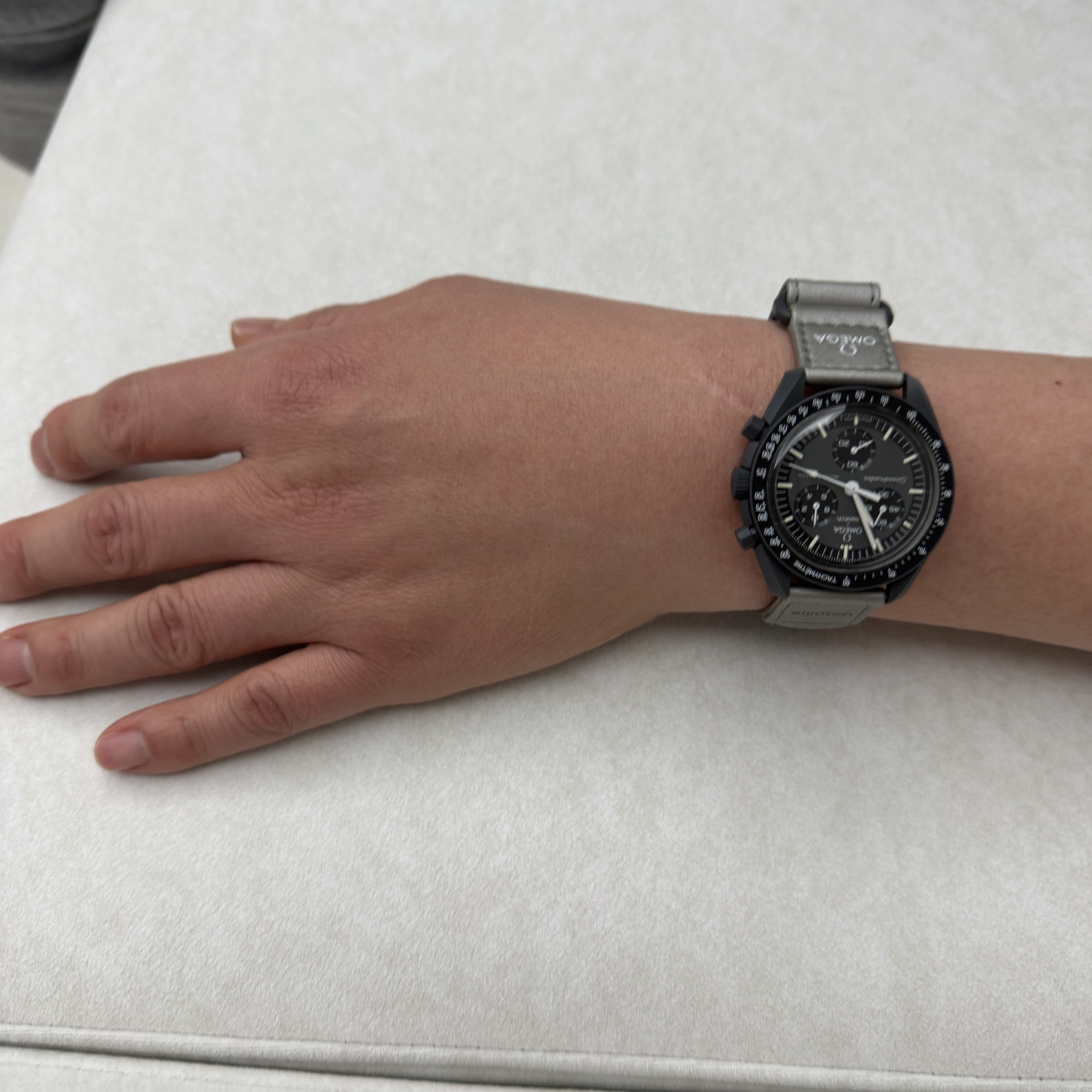 Swatch x Omega Bioceramic MoonSwatch Mission To Mercury 착용 스타일 - 2