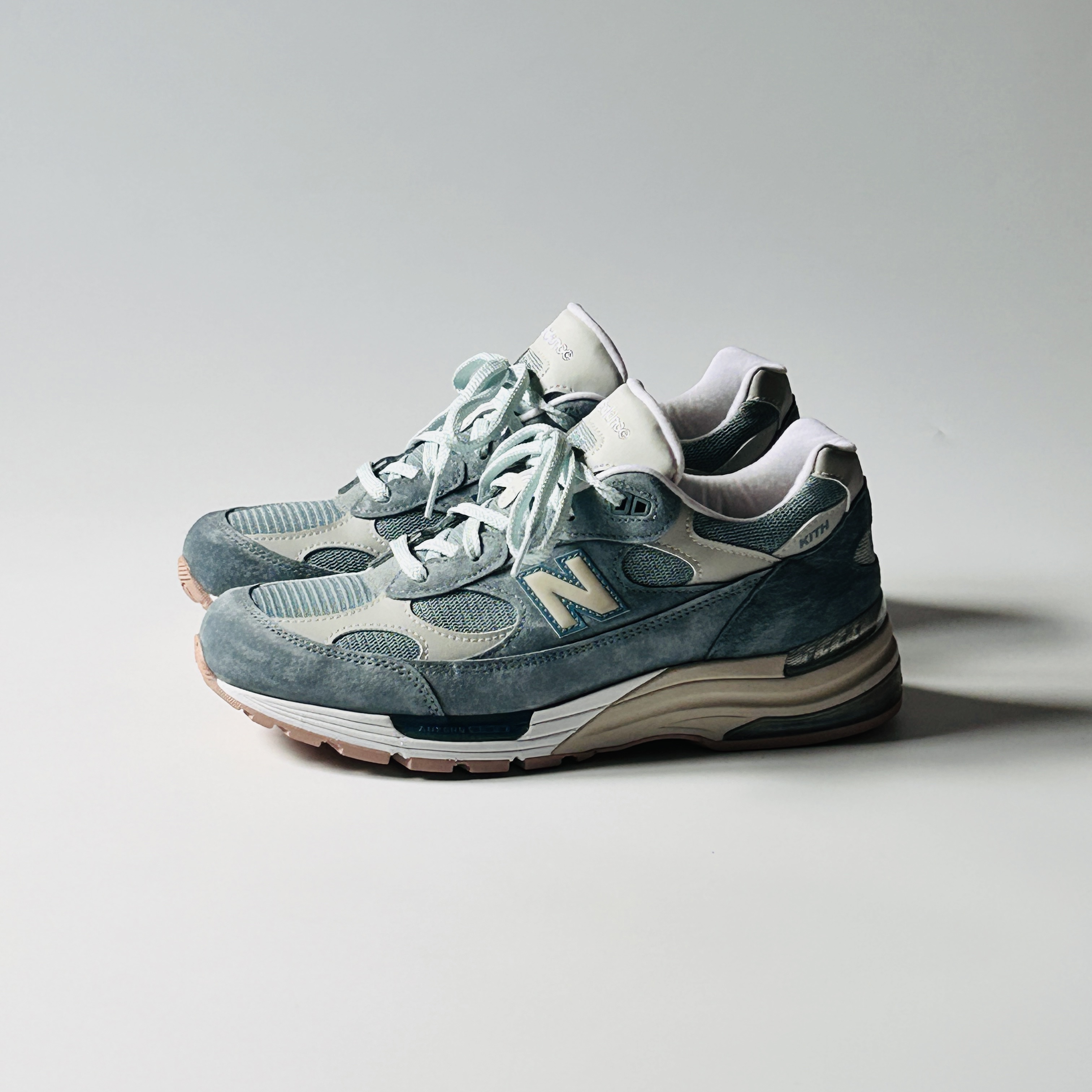 New Balance x Kith 992 Made in USA Aegean Blue Oyster 착용 스타일 - 1