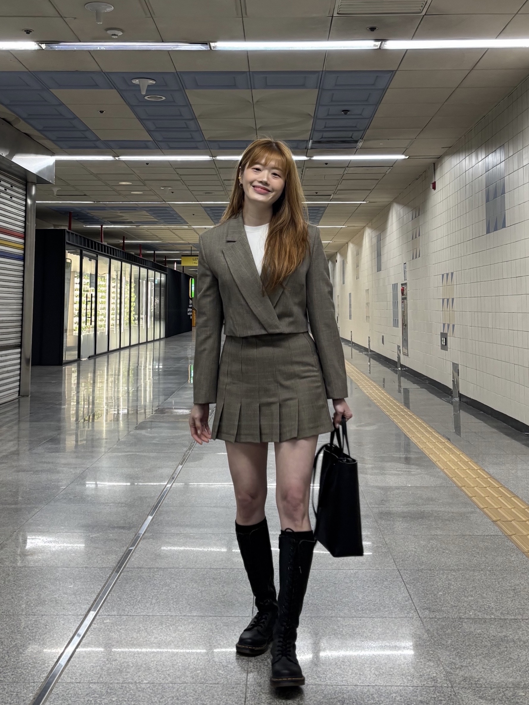 (W) Dr. Martens 1B60 Boots Black, Celine Small Cabas in Grained Calfskin Grey 착용 스타일 - 1