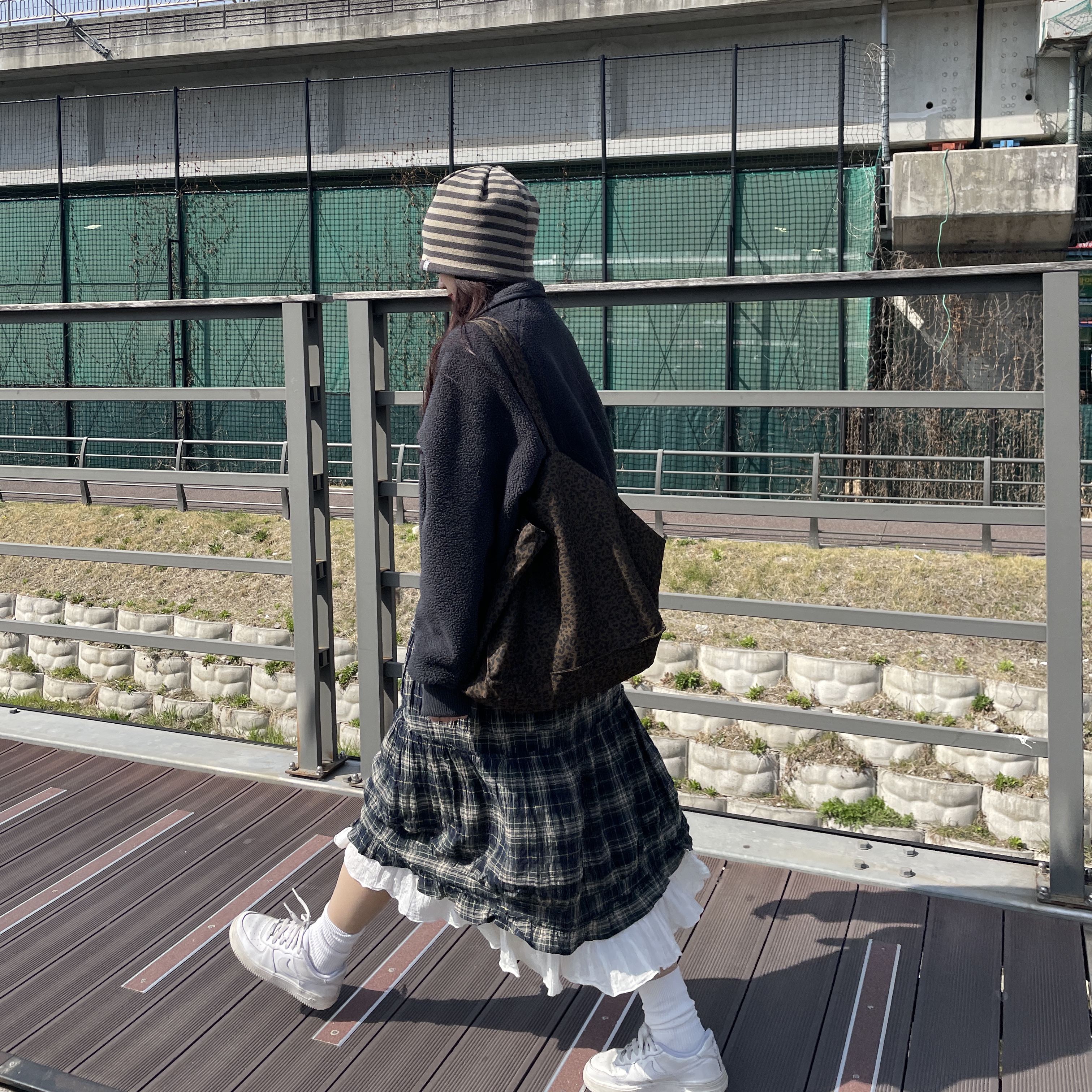 COYSEIO Shirring Midi Skirt Check 착용 스타일