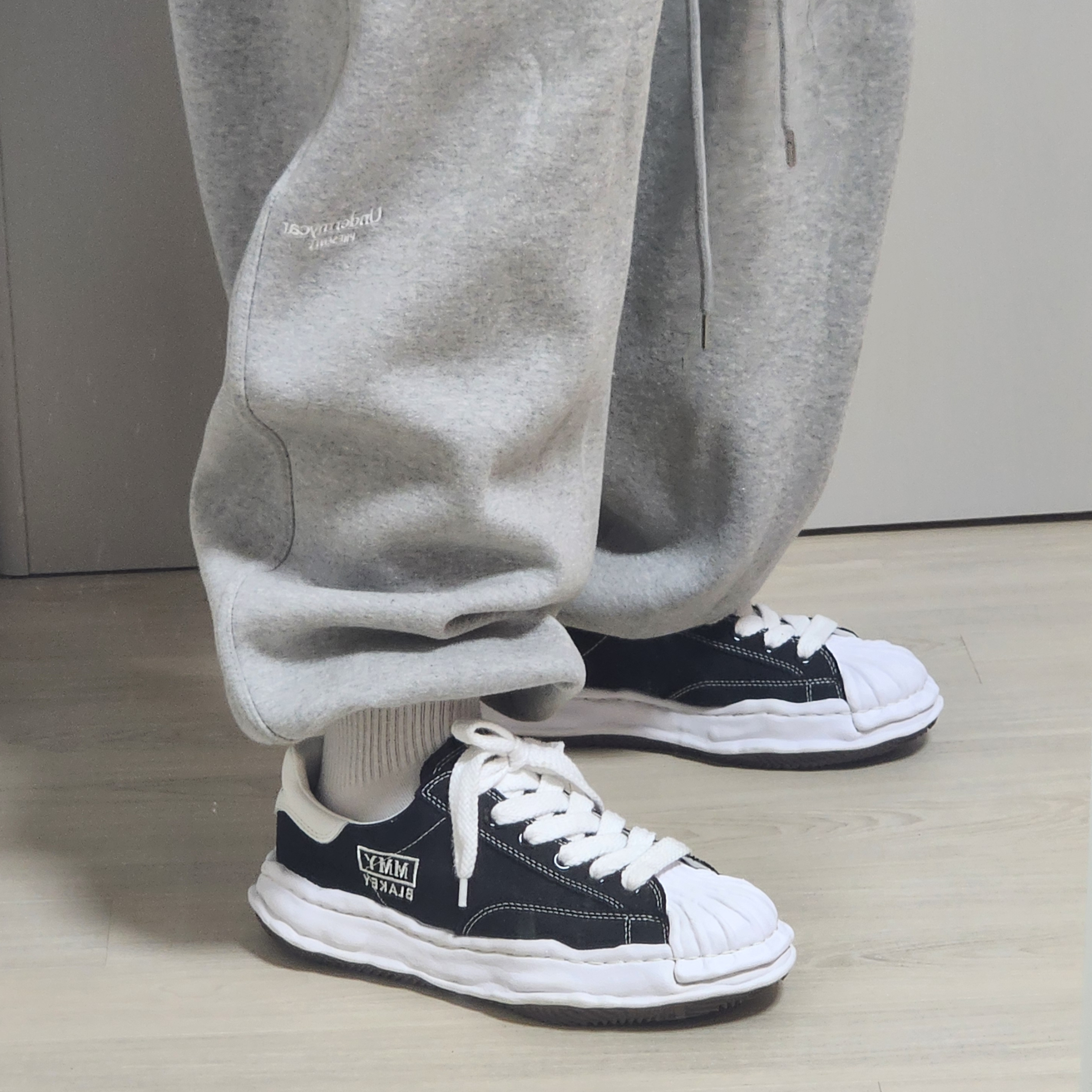 Maison Mihara Yasuhiro Blakey OG Sole Canvas Low-top Sneakers Black White, Undermycar Mu.03 Anti Fxxking Logo Play Oversized Sweat Jogger Melange Gray 착용 스타일 - 2