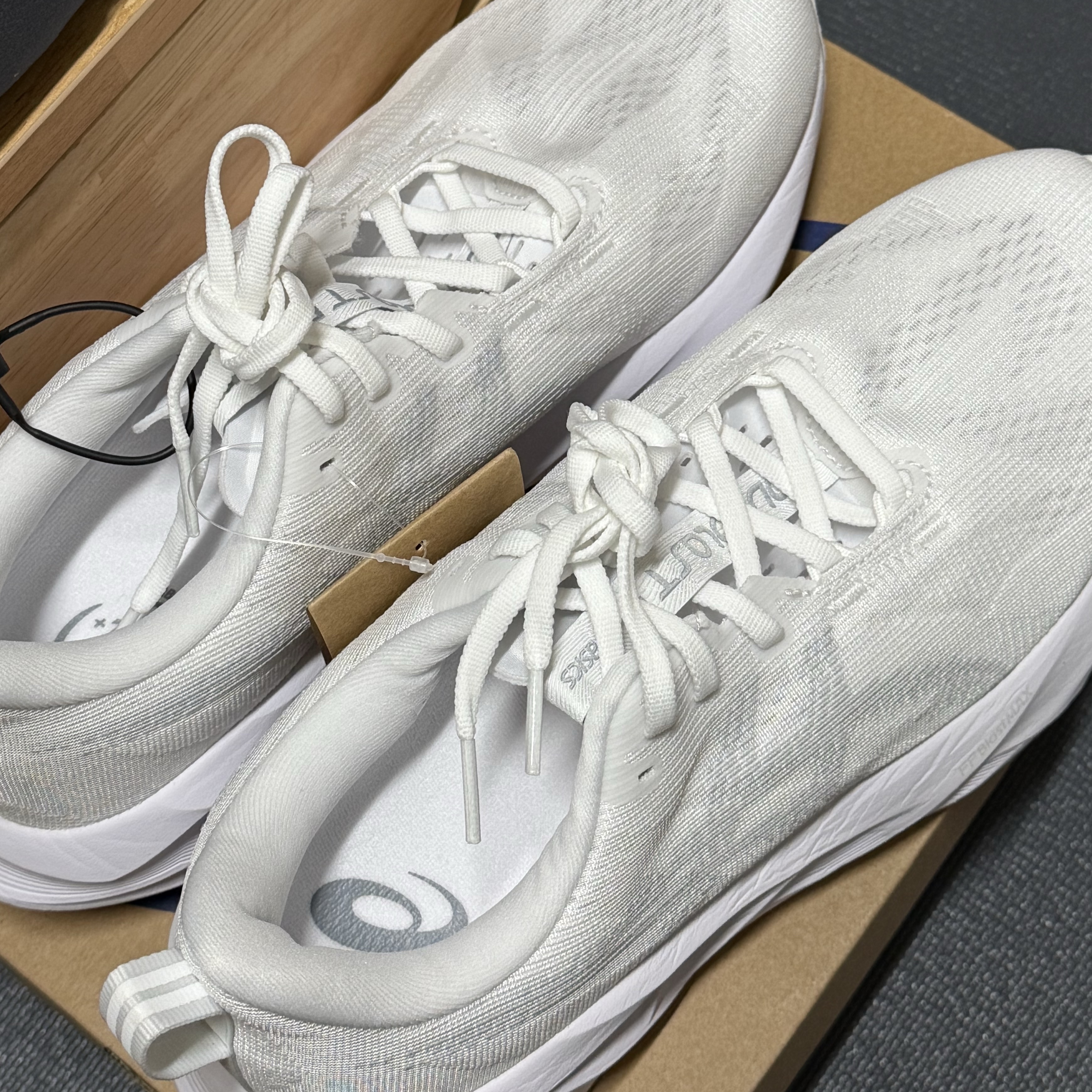 Asics Novablast 5 White Piedmont Grey 착용 스타일 - 1