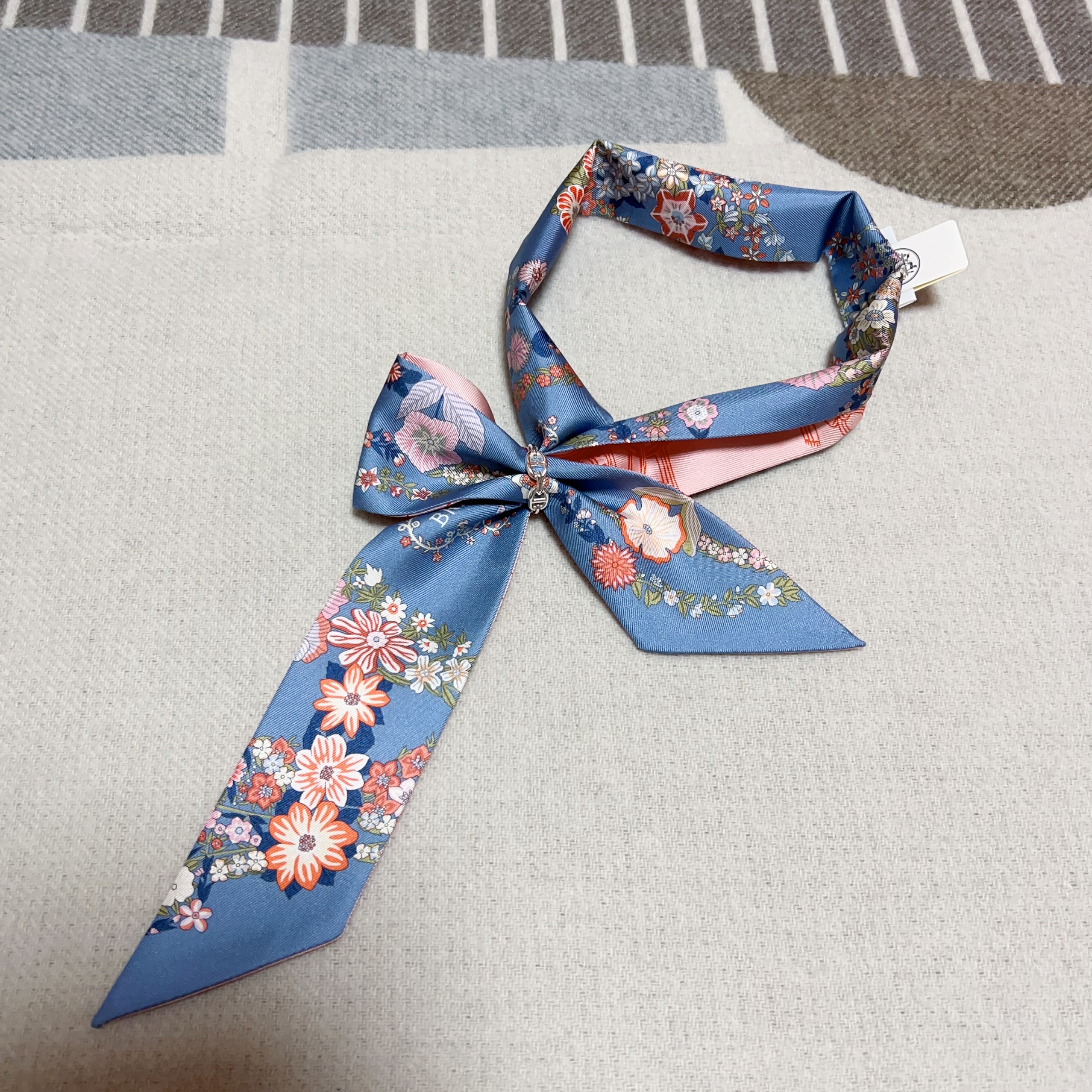 (W) Hermes Brides de Gala en Fleurs Twilly Bleu Jean Rose Saumon, (W) Hermes Small Chaine D'Ancre Enchainee Ring Sterling Silver 착용 스타일