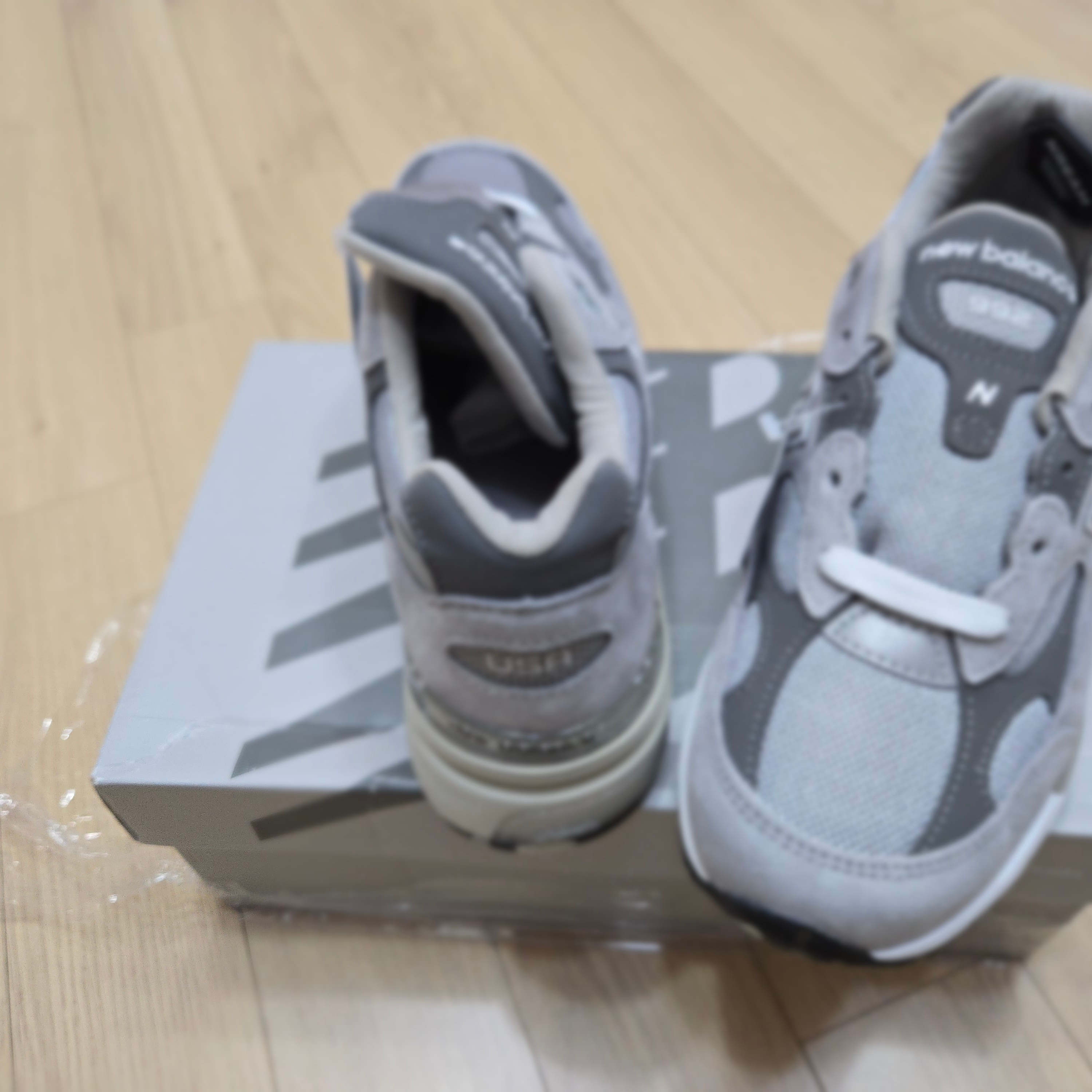 New Balance 992 Made in USA Core Grey Silver Metallic 착용 스타일