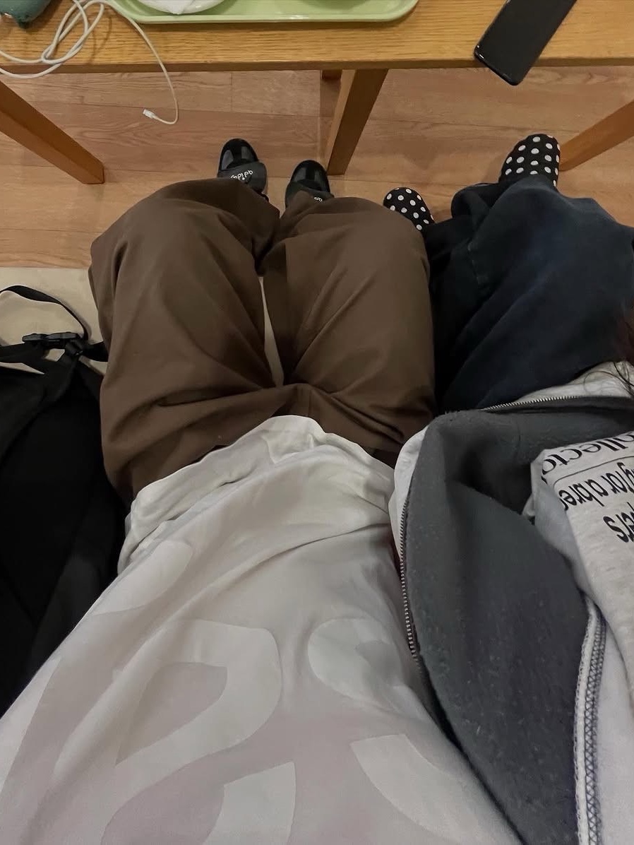 [KREAM 단독] 사파리스팟 베이직 사파리 티셔츠 블랙, [KREAM 단독] 사파리스팟 베이직 사파리 티셔츠 화이트 착용 스타일