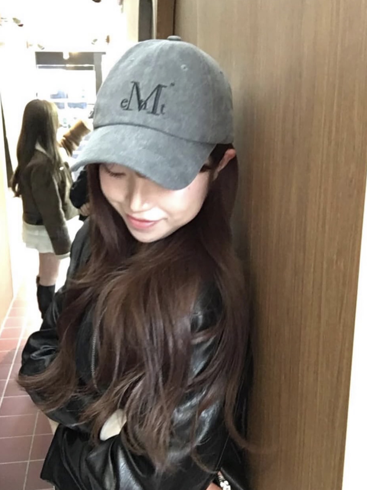 MUCENT Signature Ballcap Dyeing Gray Denim 착용 스타일 - 2