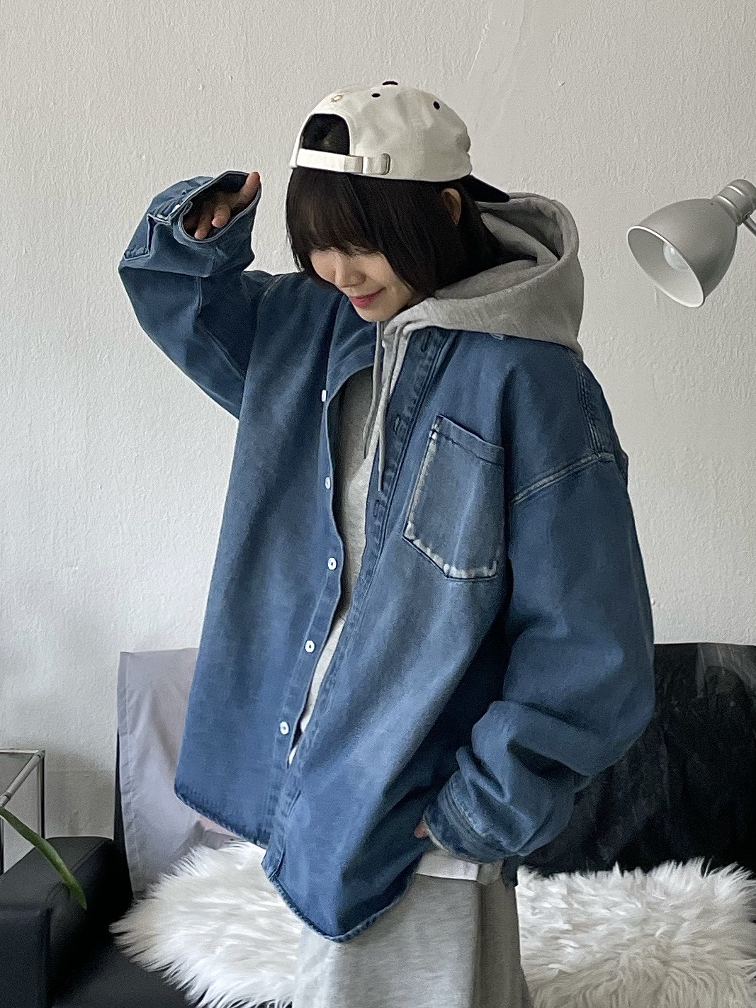 (W) 나이키 에어포스 1 '07 로우 화이트, 헬로선라이즈 투톤 워시드 OG 로고 6패널 캡 화이트 블랙 착용 스타일 - 5