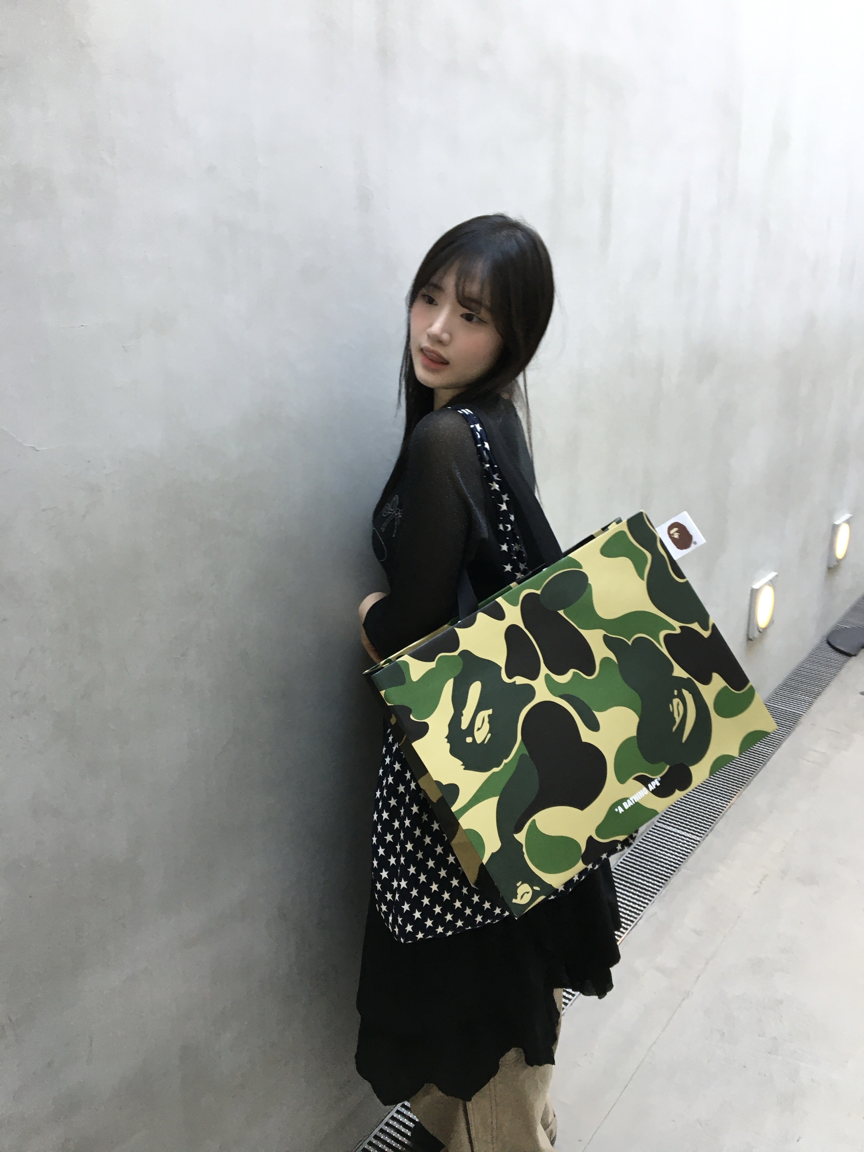 BAPE Baby Milo Plush Mobile Bag Brown, BAPE Baby Milo Plush Mobile Bag Red 착용 스타일 - 1