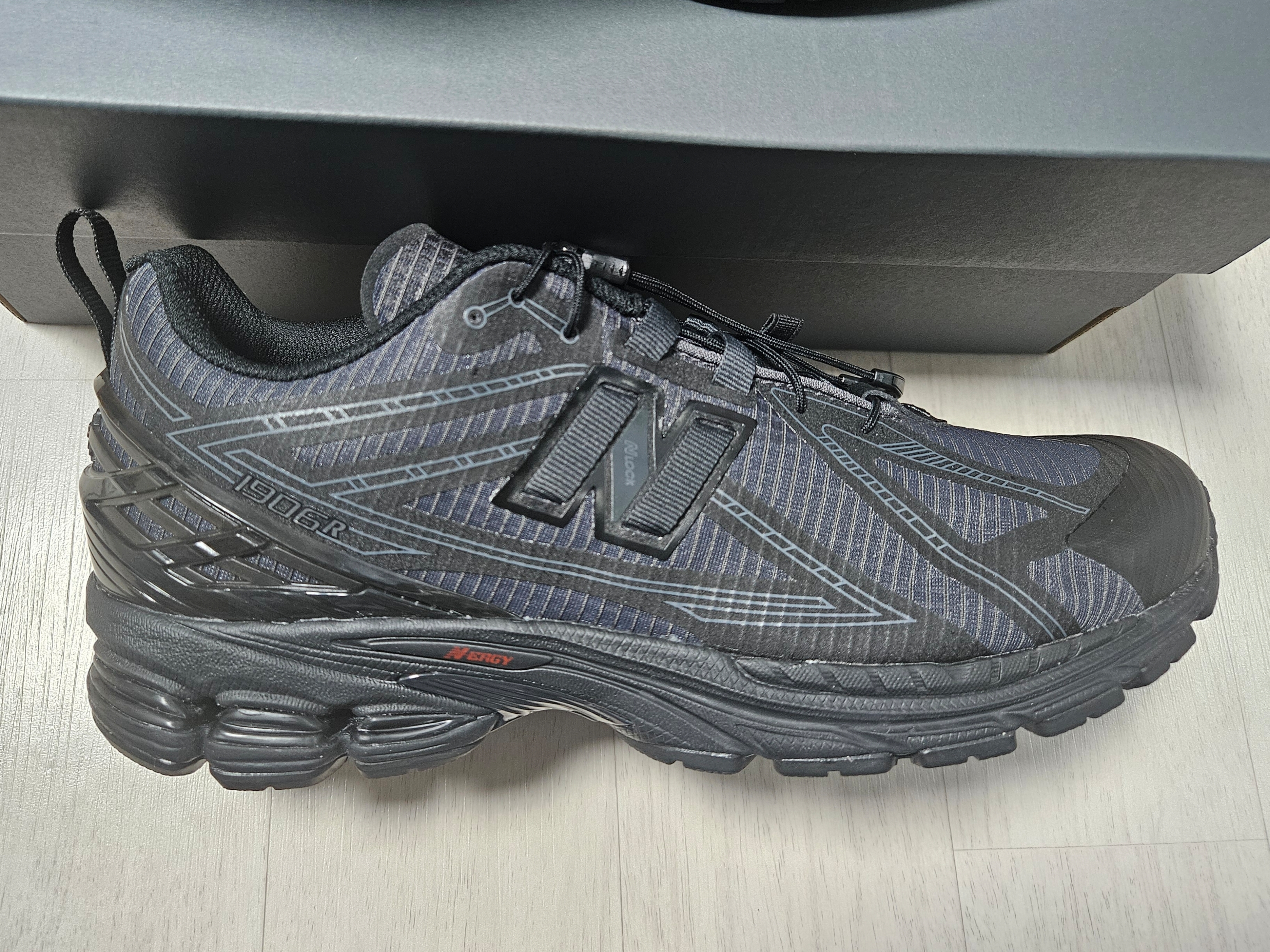 New Balance 1906R Black Magnet 착용 스타일 - 1