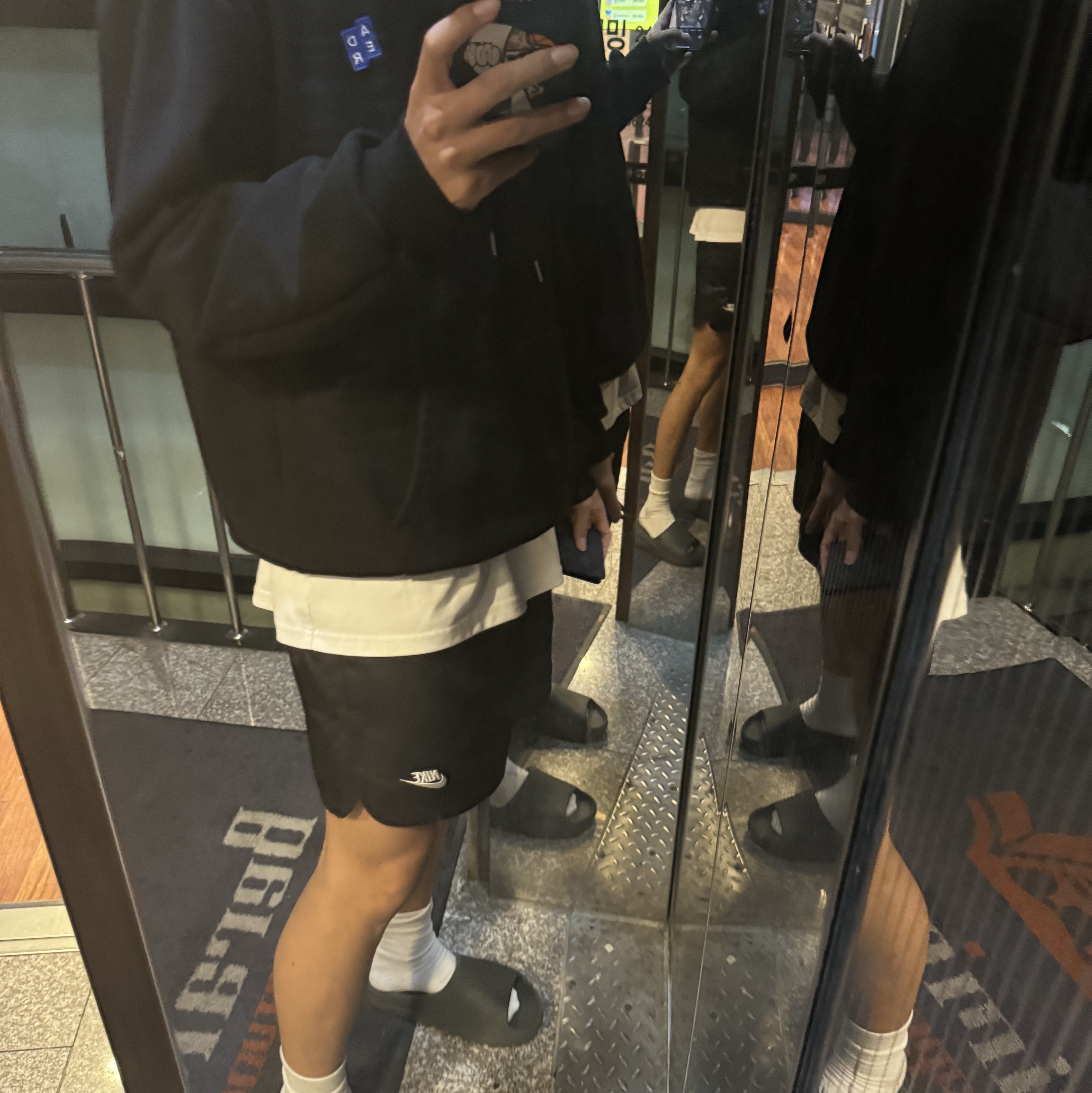 Adidas Yeezy Slide Dark Onyx 2024, Ader Error Sig; TRS/BL Tag Hoodie 01 Black 착용 스타일 - 2