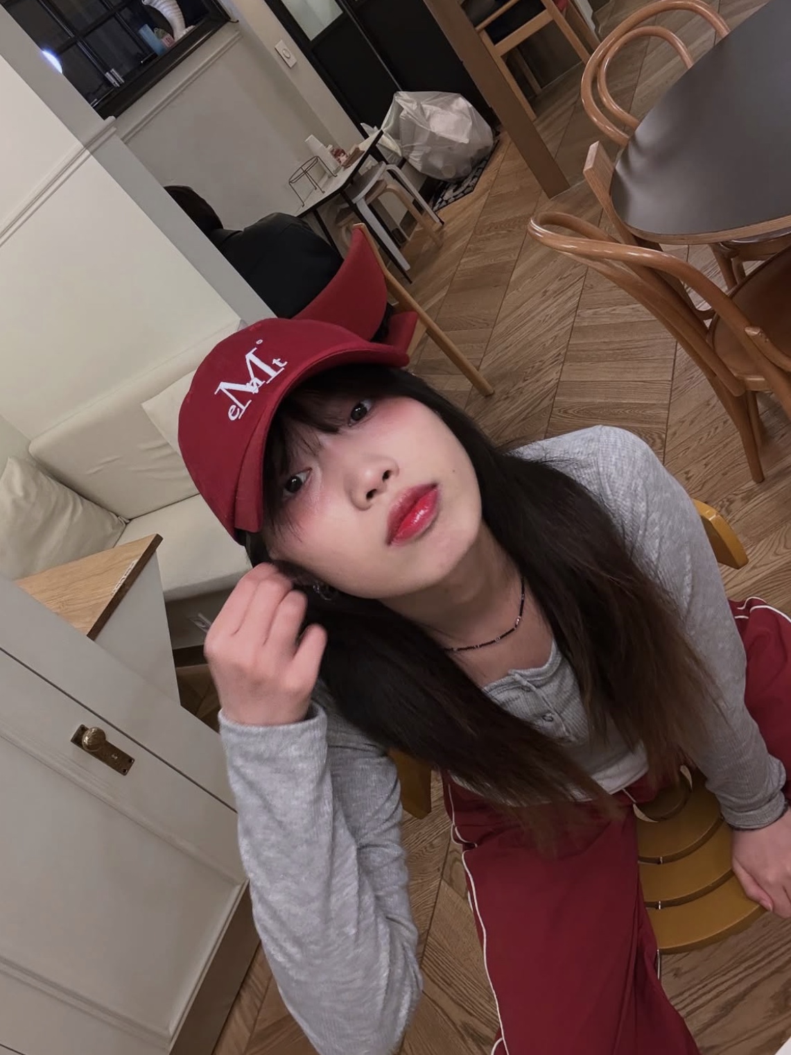 MUCENT Signature Ballcap Burgundy 착용 스타일 - 5