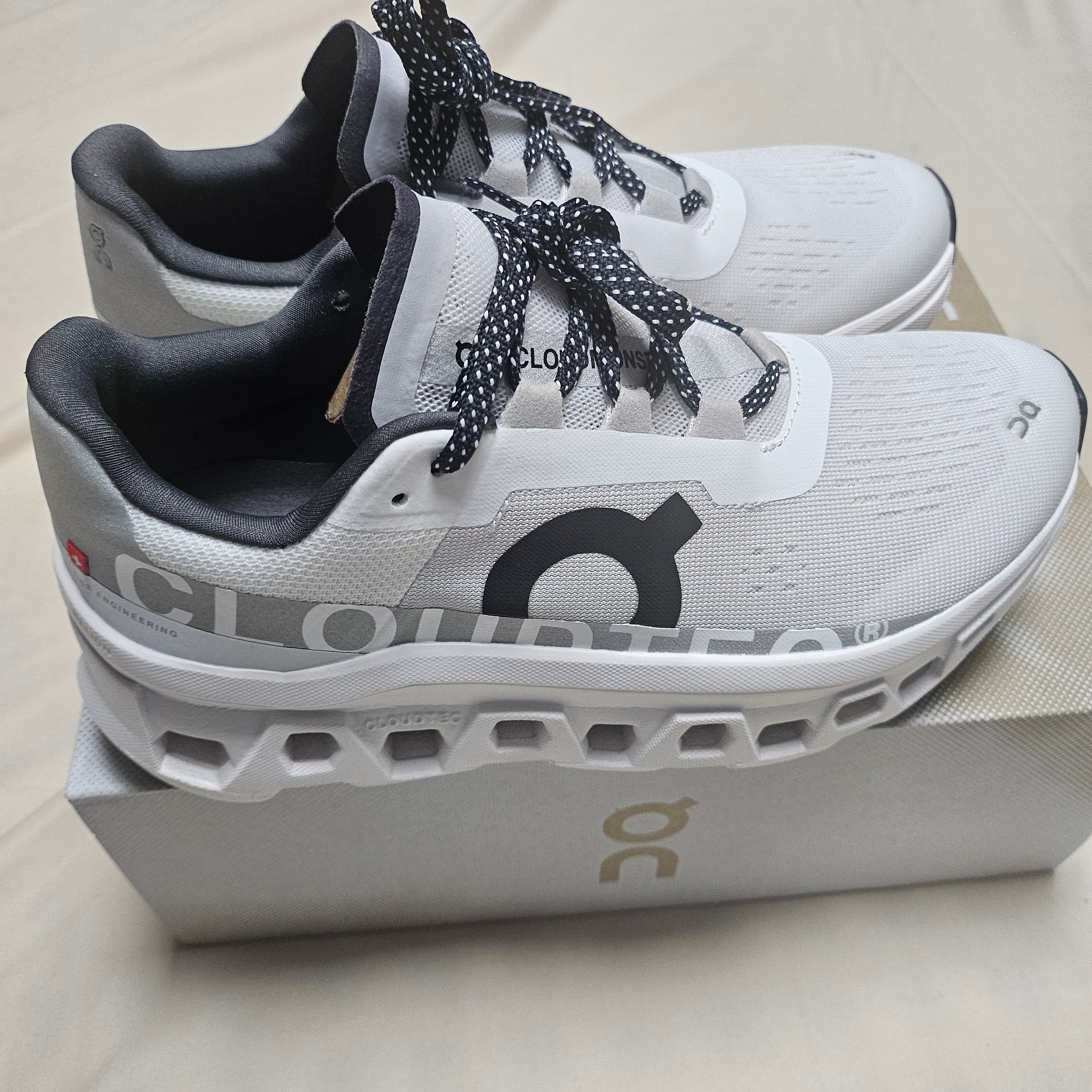 (W) On Running Cloudmonster Undyed White 착용 스타일