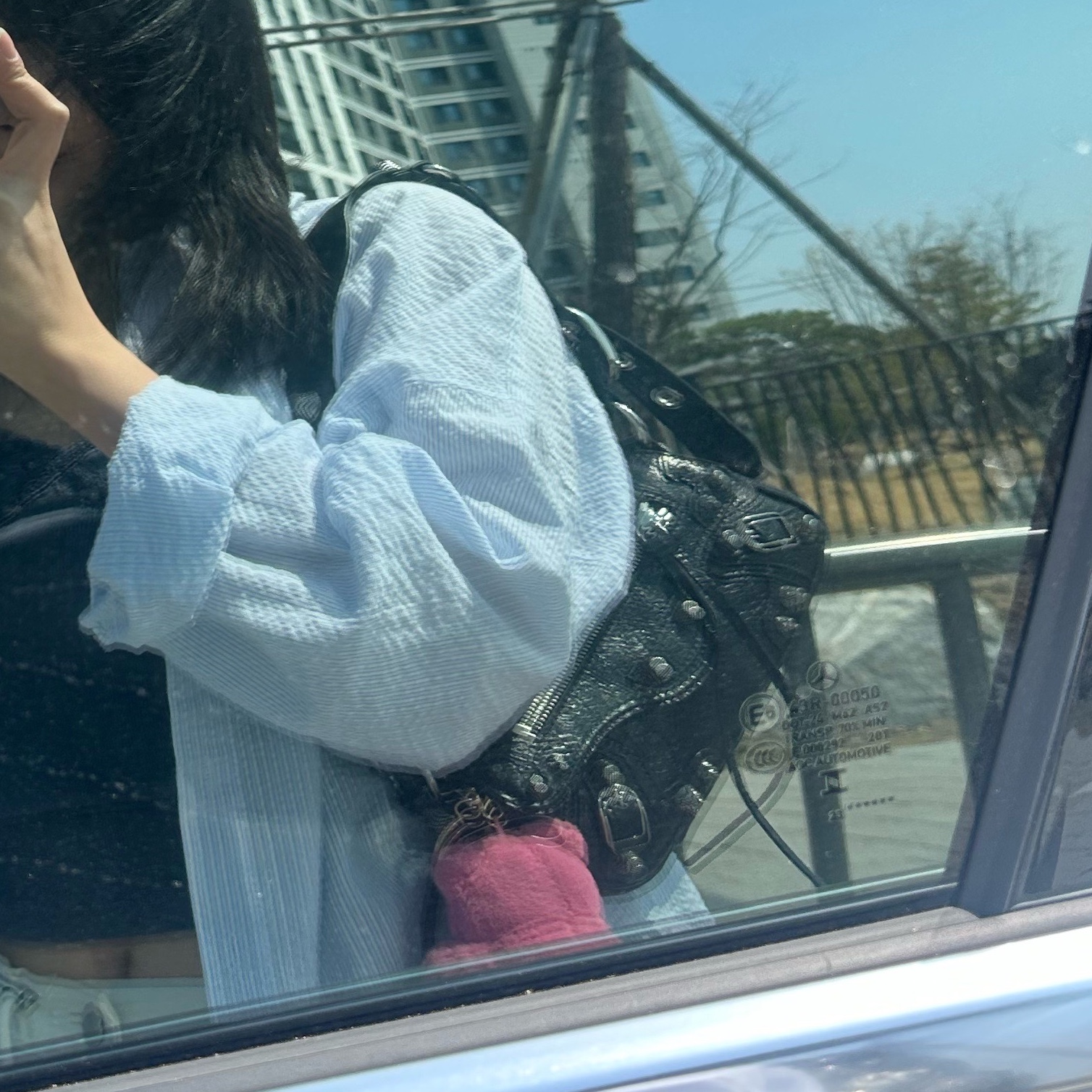 Balenciaga Le Cagole XS Sling Bag Black 착용 스타일
