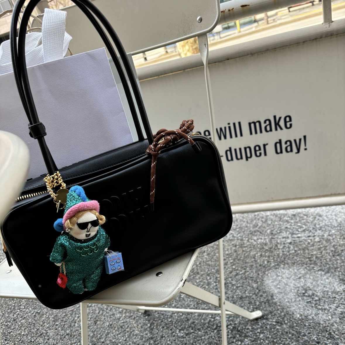 Miu Miu Leather Beau Bag Black 착용 스타일