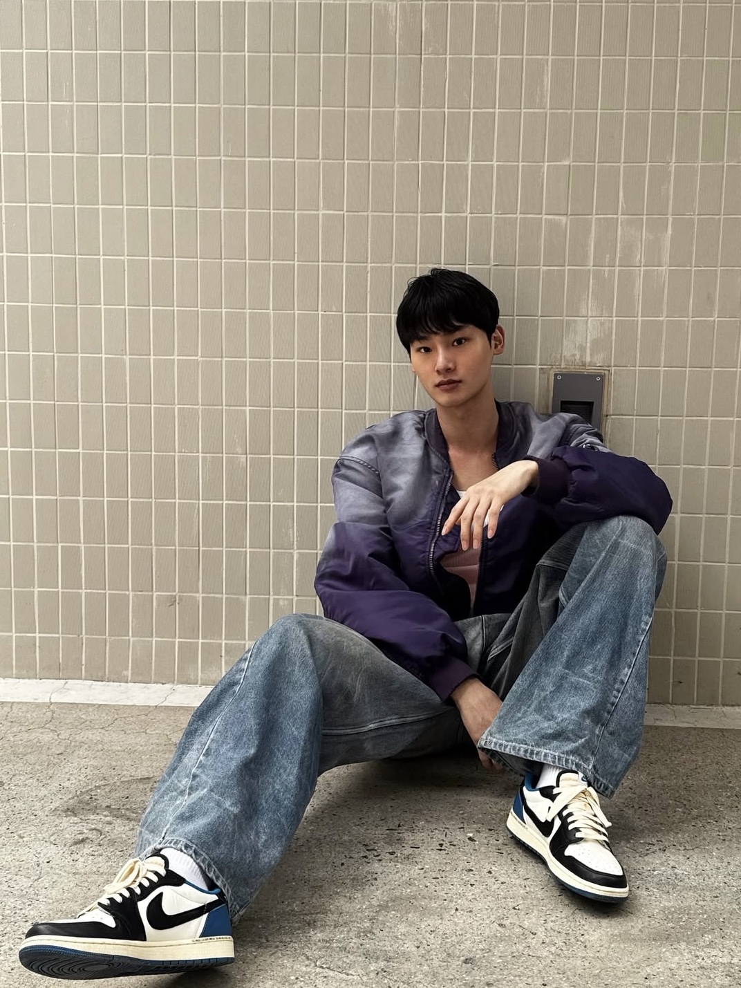 그레일즈 코티드 벌룬 데님 팬츠 블루, 그레일즈 더티 워시드 봄버 자켓 퍼플 착용 스타일 - 2