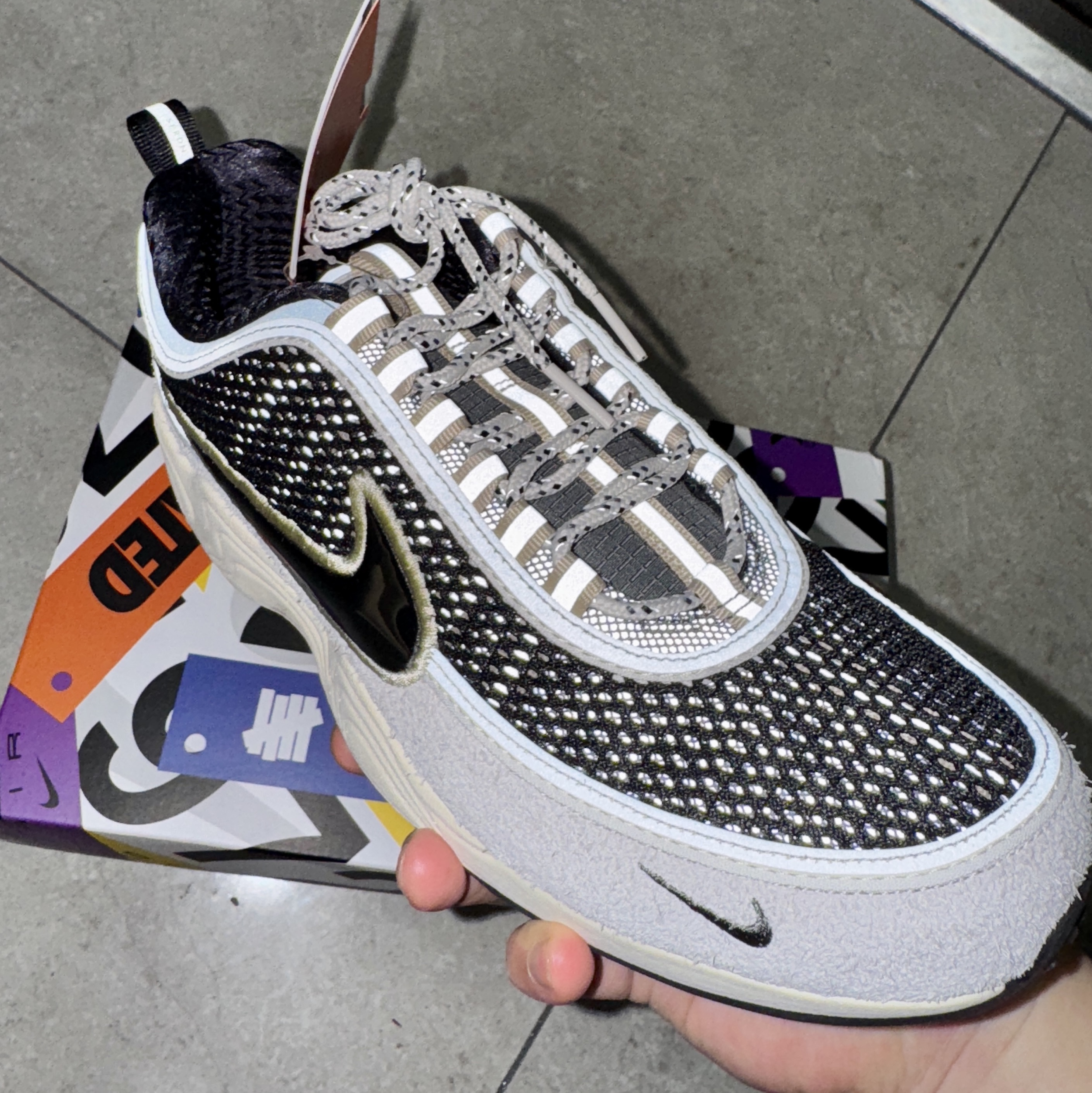 Nike x Undefeated Air Zoom Spiridon Phantom Black 착용 스타일 - 5