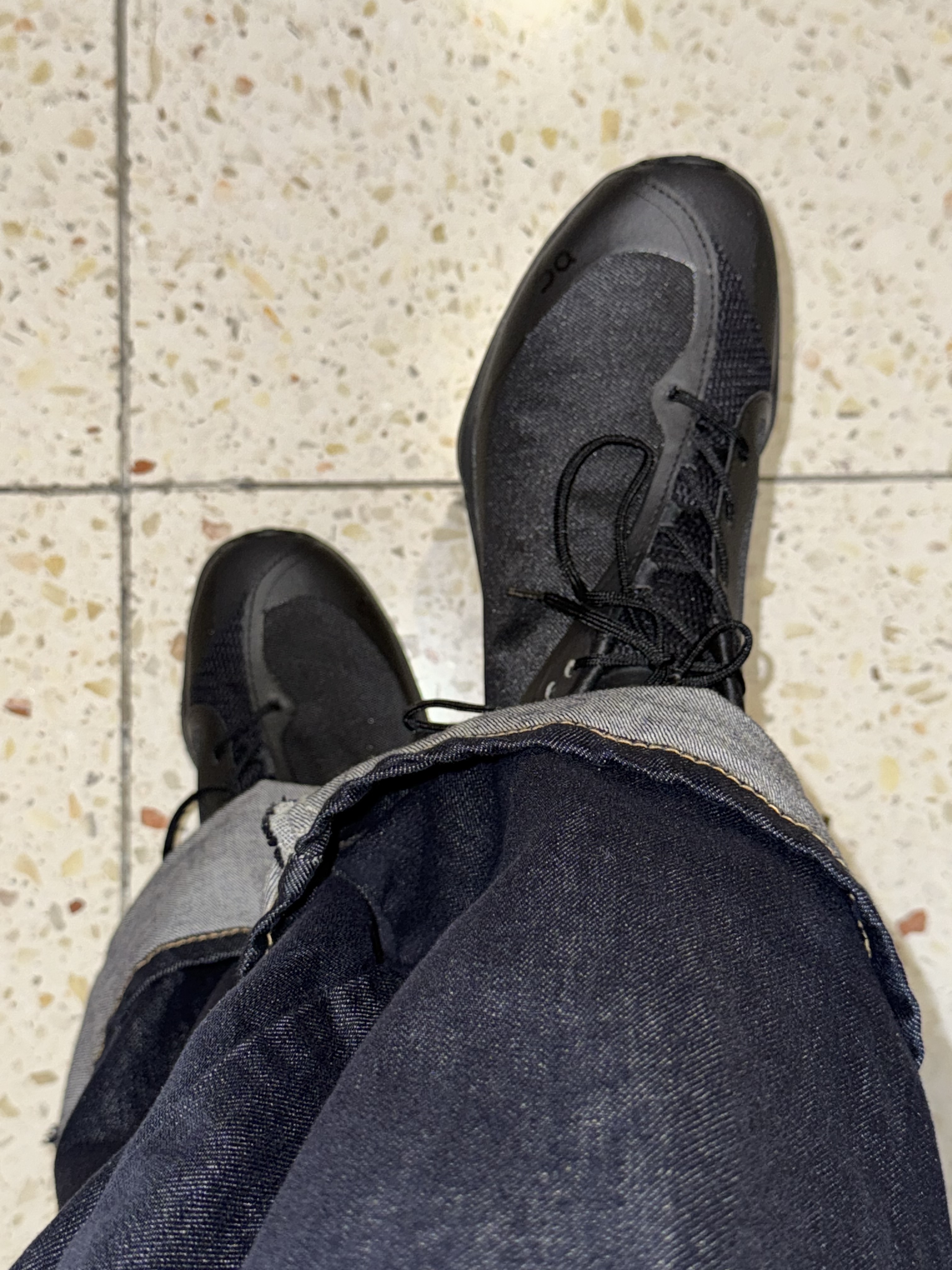 (W) On Running x Post Archive Faction (Paf) Cloudventure Peak All Black 착용 스타일 - 2