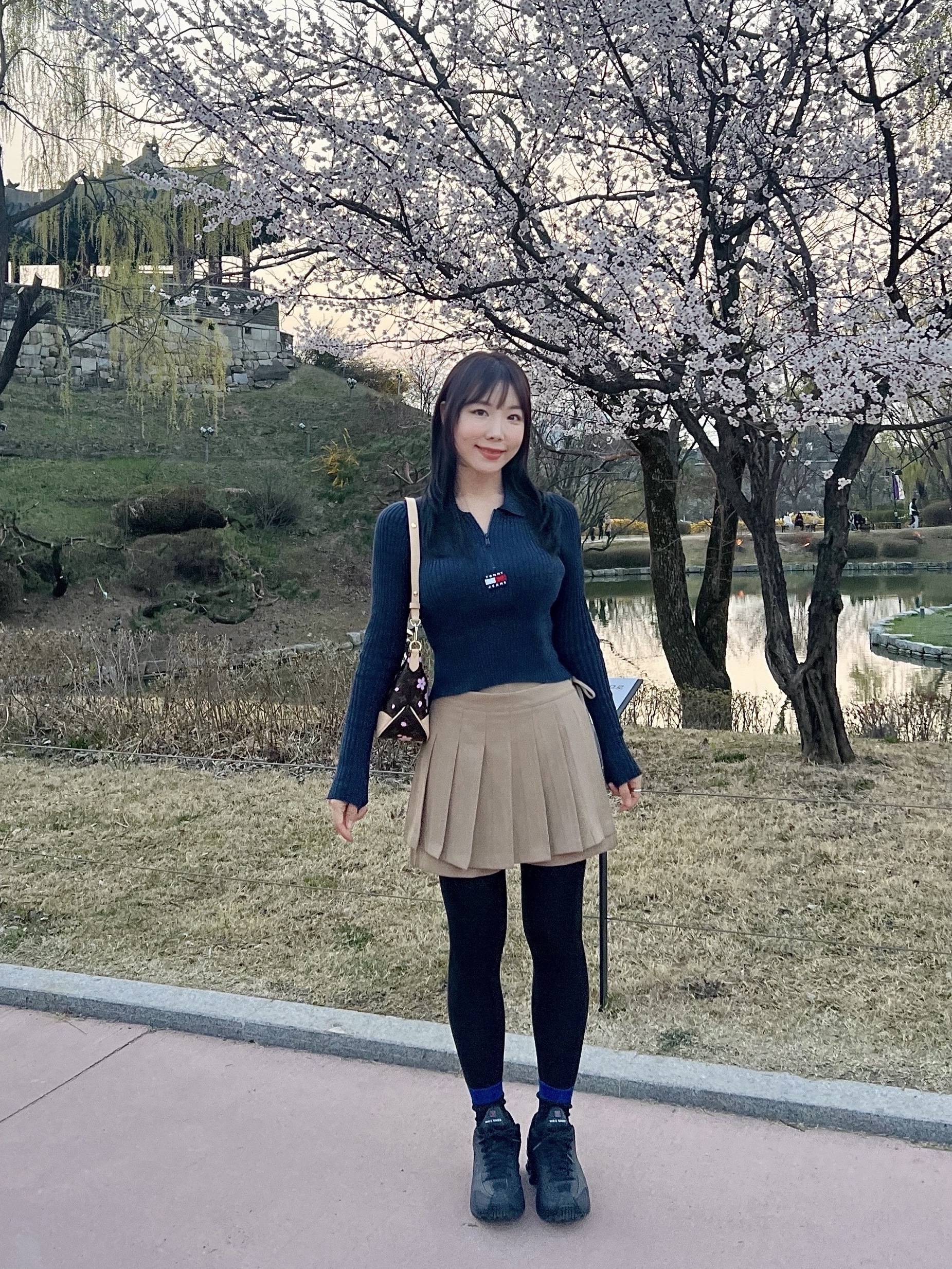 (W) 나이키 샥스 R4 블랙, (W) 나이키 샥스 TL 블랙 앤 맥스 오렌지 착용 스타일 - 1