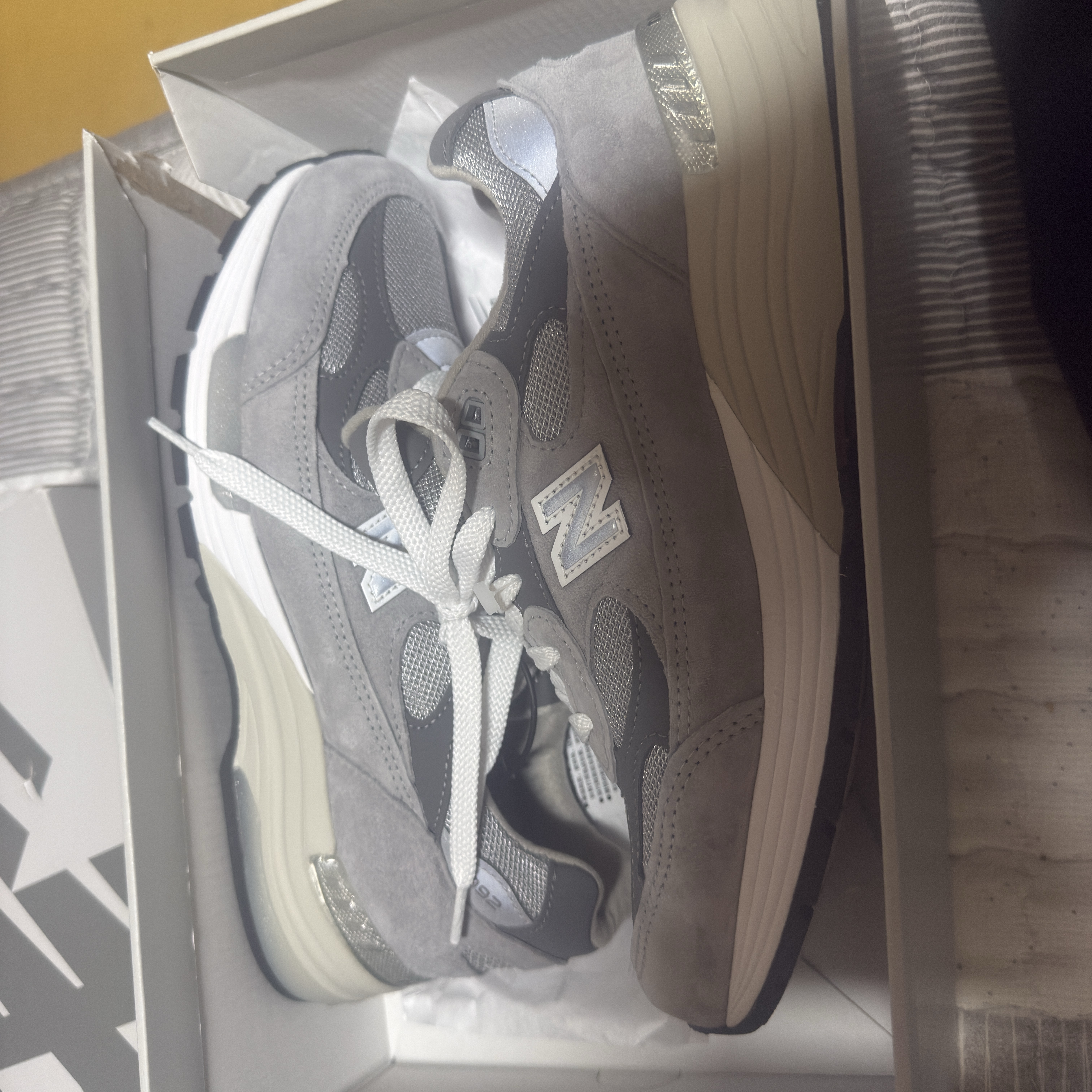 New Balance 992 Made in USA Core Grey Silver Metallic 착용 스타일