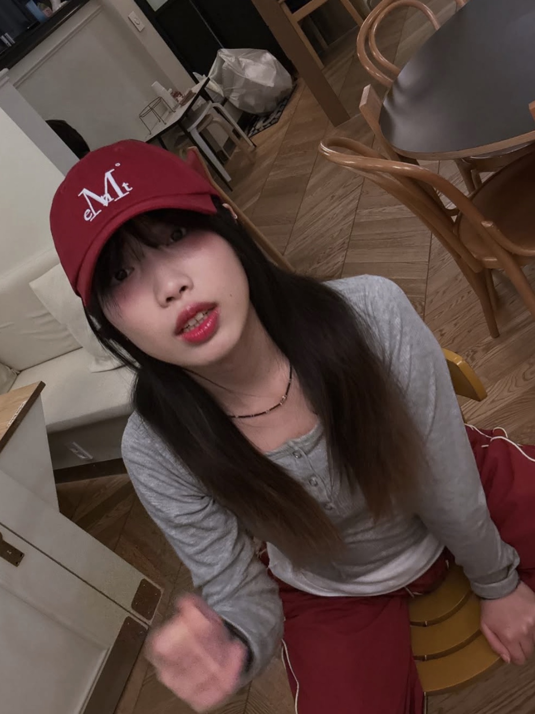 MUCENT Signature Ballcap Burgundy 착용 스타일 - 4