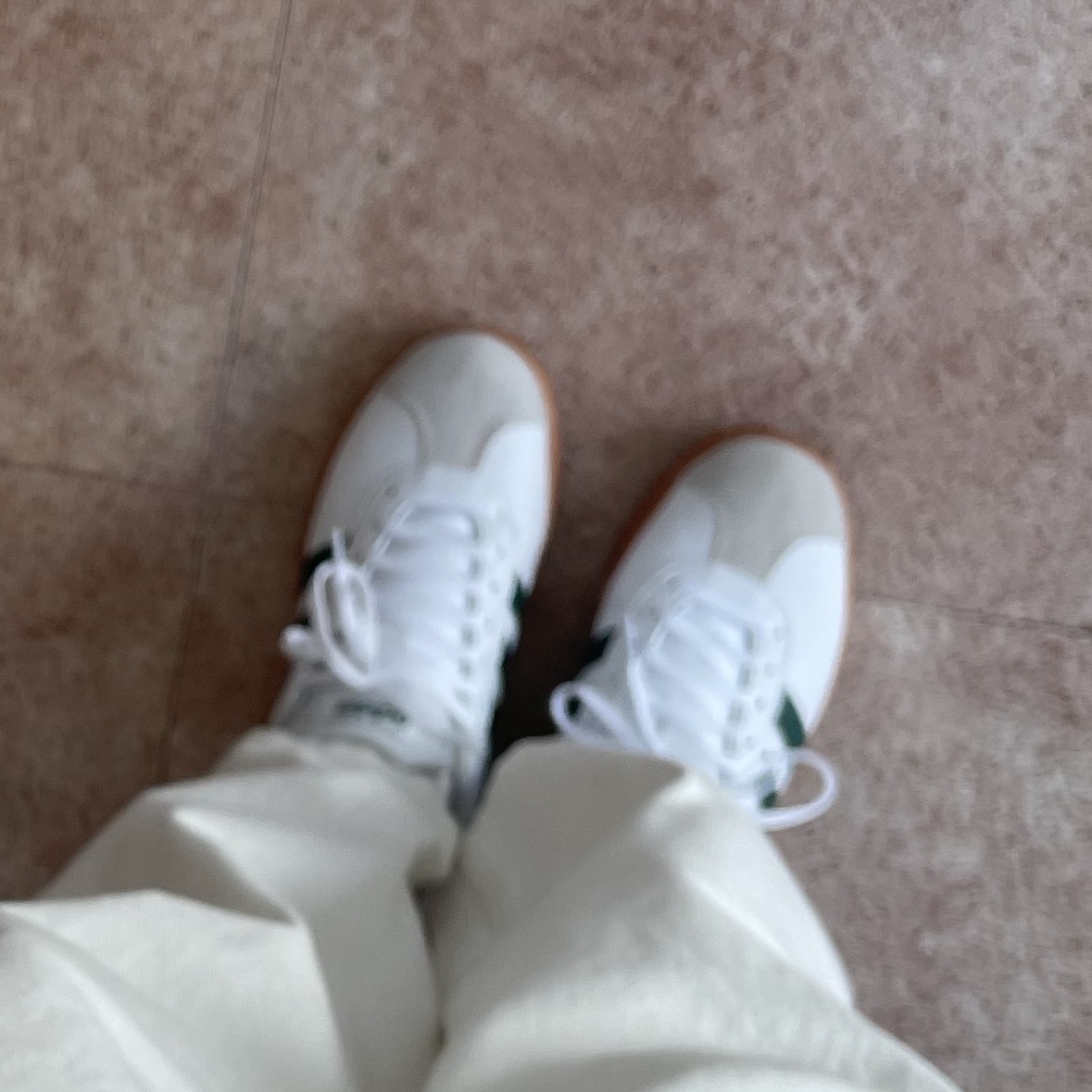Adidas VL Court Base Cloud White Collegiate Green 착용 스타일