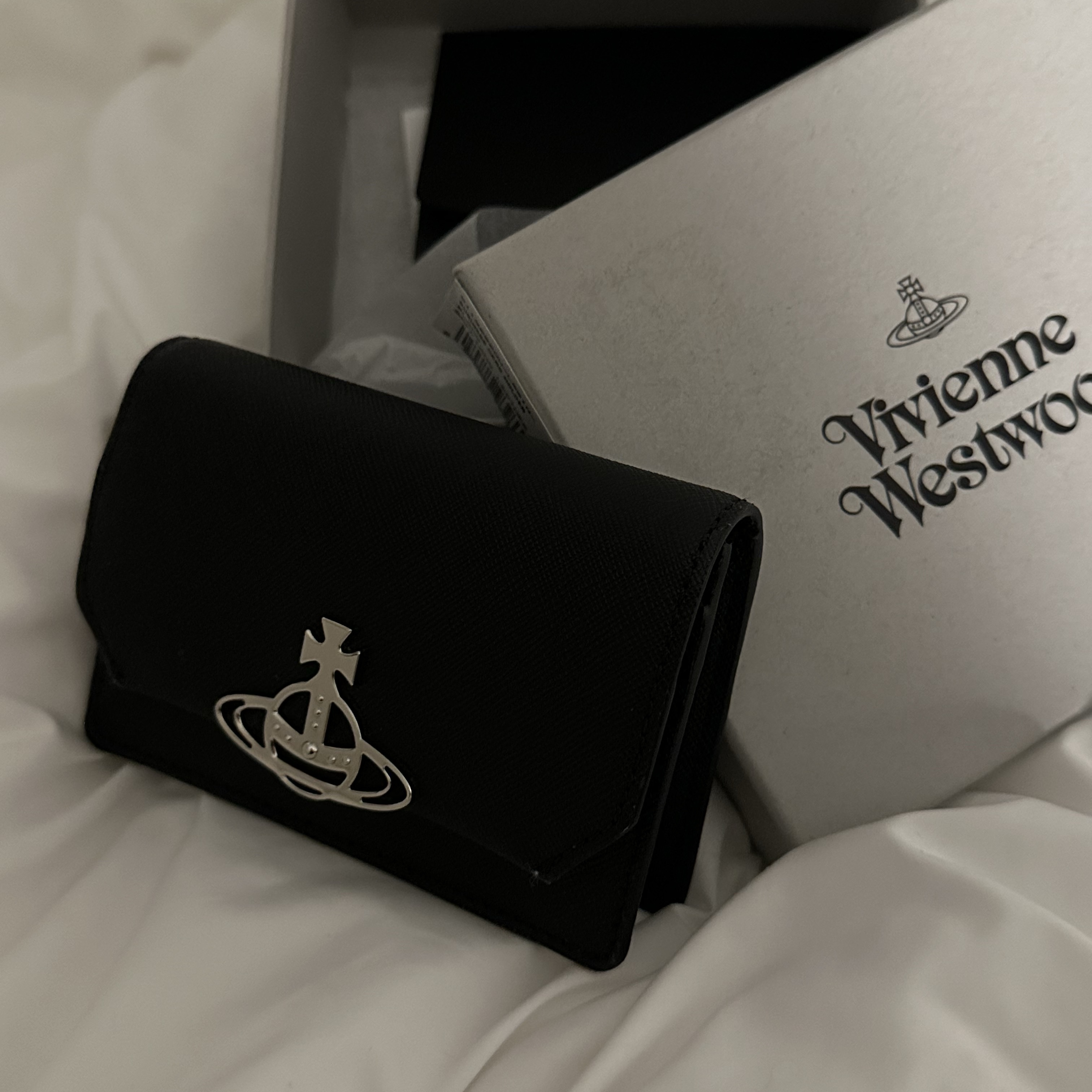 Vivienne Westwood Saffiano Cow Leather Card Holder Black 착용 스타일