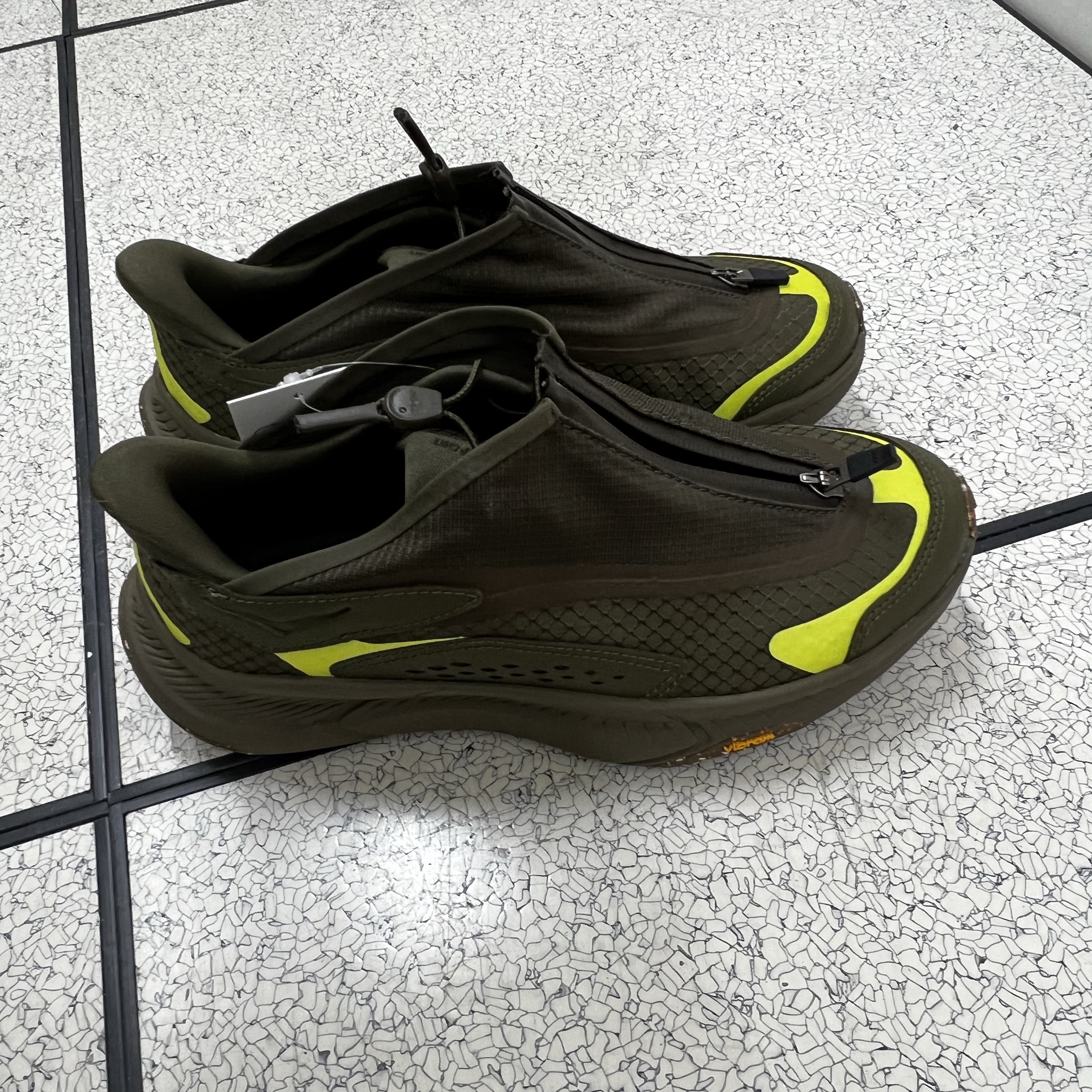 Hoka Project Transport Deep Umber Antique Olive 착용 스타일 - 3