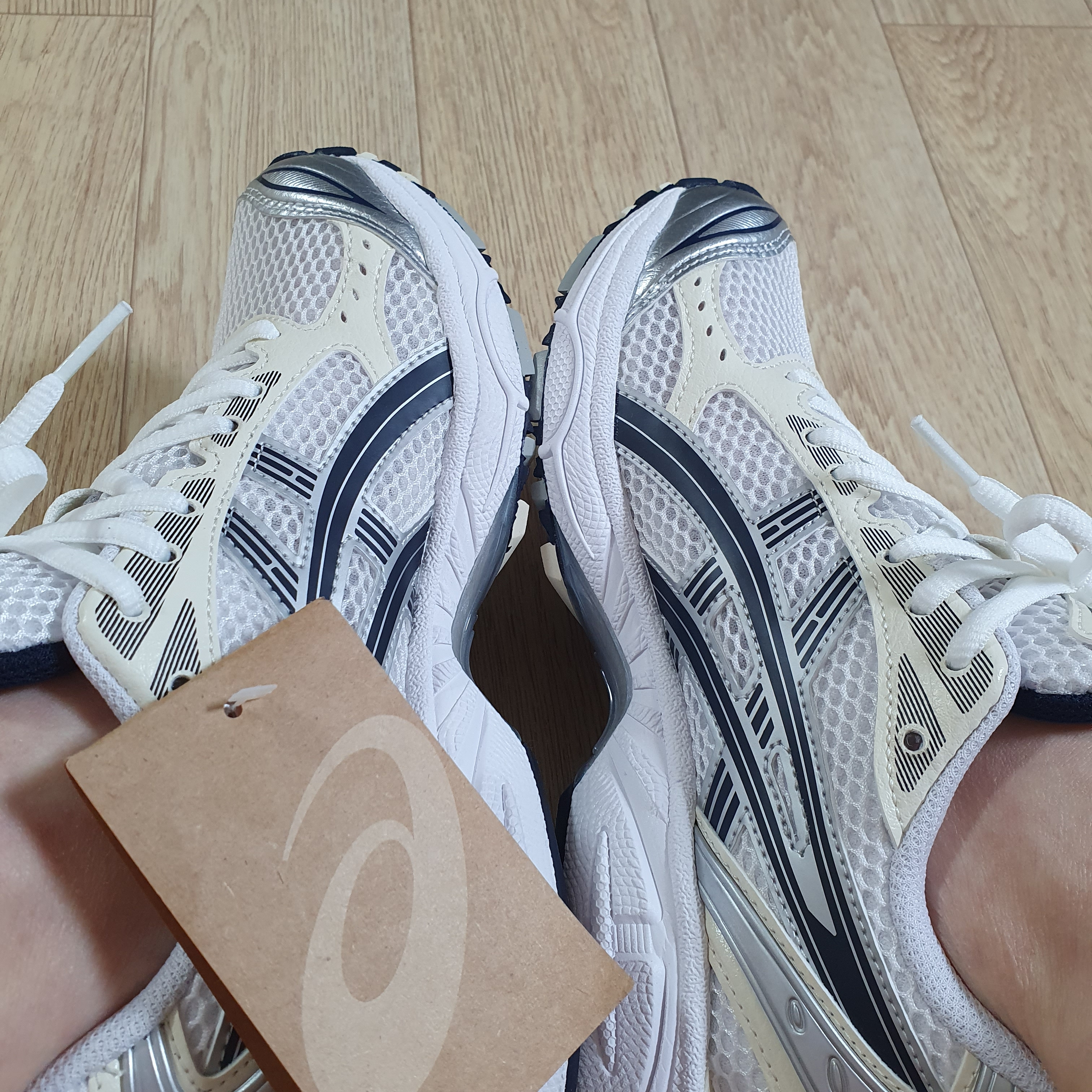 (W) Asics Gel-Kayano 14 White Midnight 착용 스타일