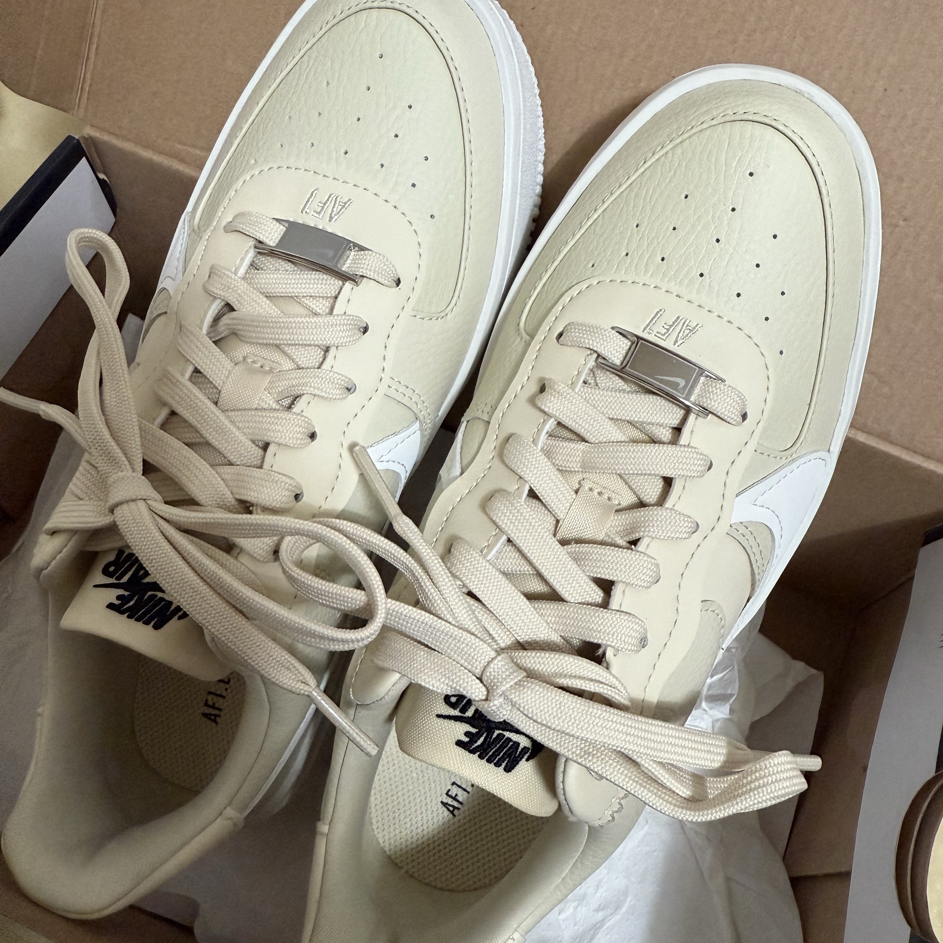 (W) Nike Air Force 1 PLT.AF.ORM Fossil and White 착용 스타일 - 1