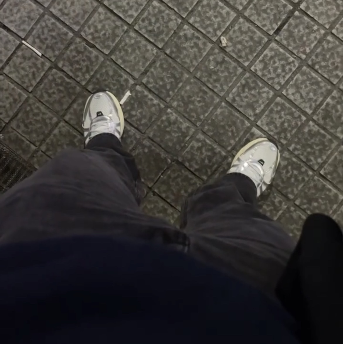 나이키 V2K 런 서밋 화이트 메탈릭 실버 착용 스타일