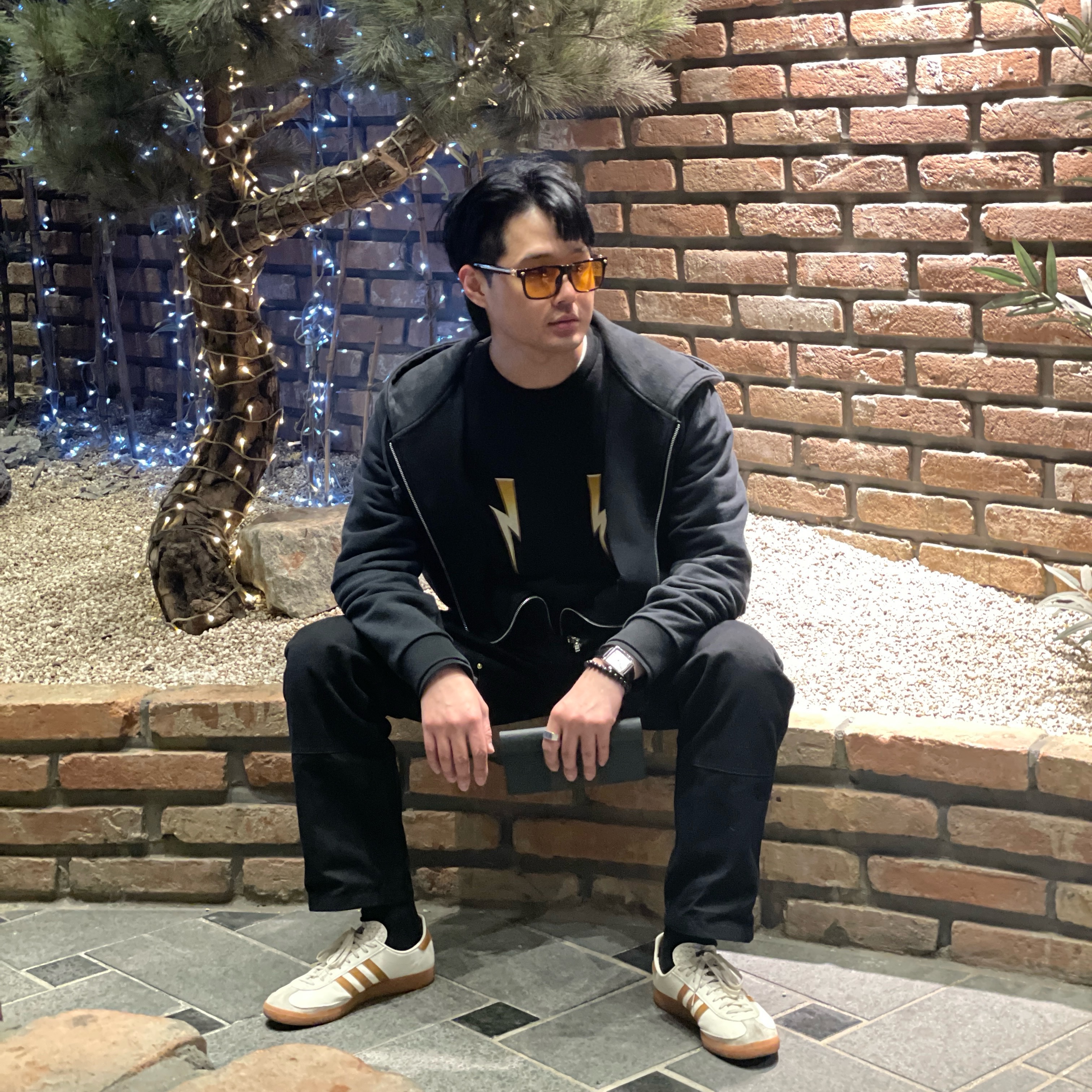 Adidas City Series Triest Cream White, Carhartt WIP Brandon Pants Black Stone Washed 착용 스타일